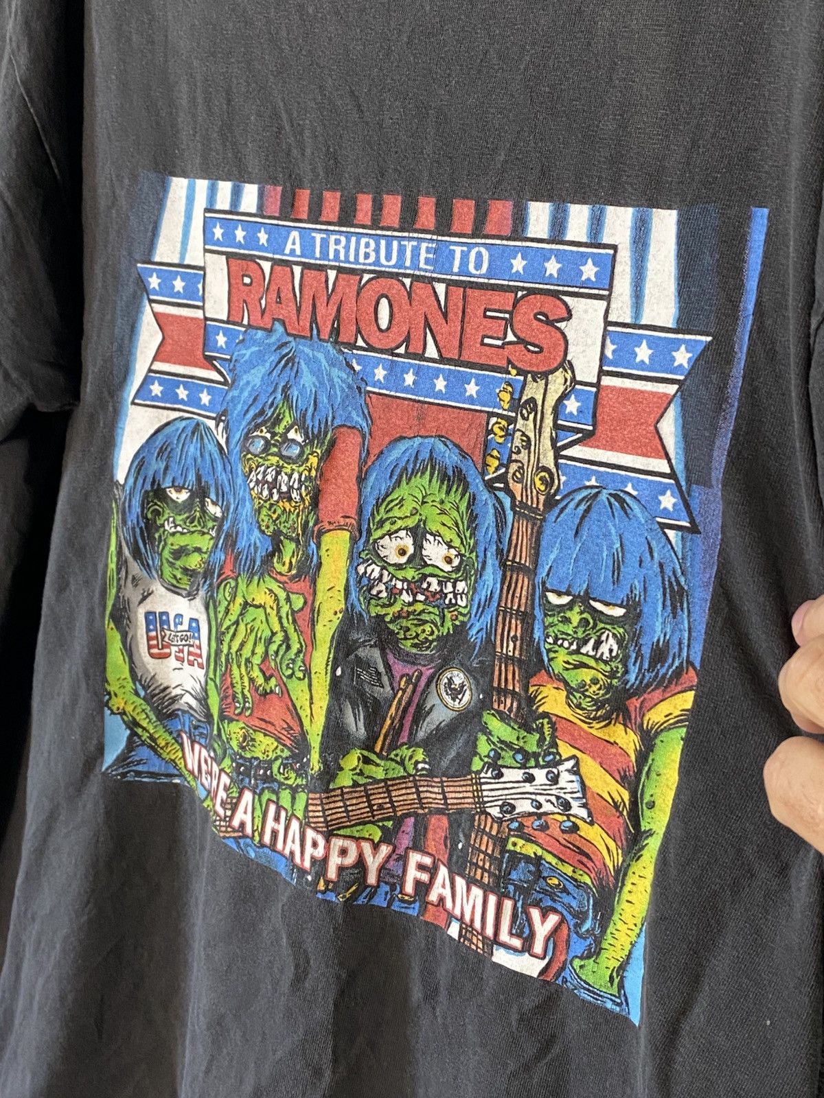 Band Tees × Vintage Vintage Ramones We’Re a Happy Family 2003 Rock T-shirt Size US XL / EU 56 / 4 - 6 Thumbnail