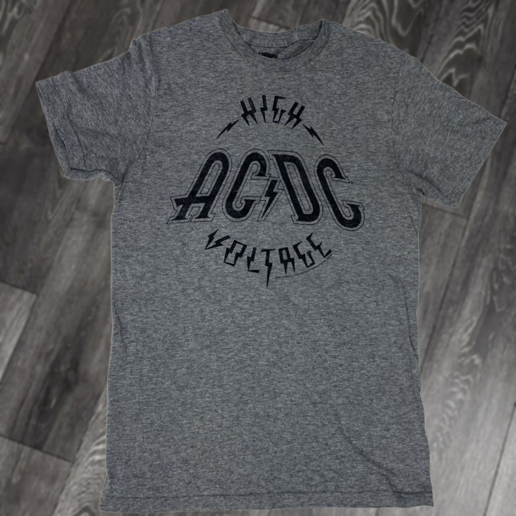 Vintage VINTAGE ACDC High Voltage Graphic T-shirt Women Small Gray Short Sleeve AC/DC Music Size S / US 4 / IT 40 - 1 Thumbnail