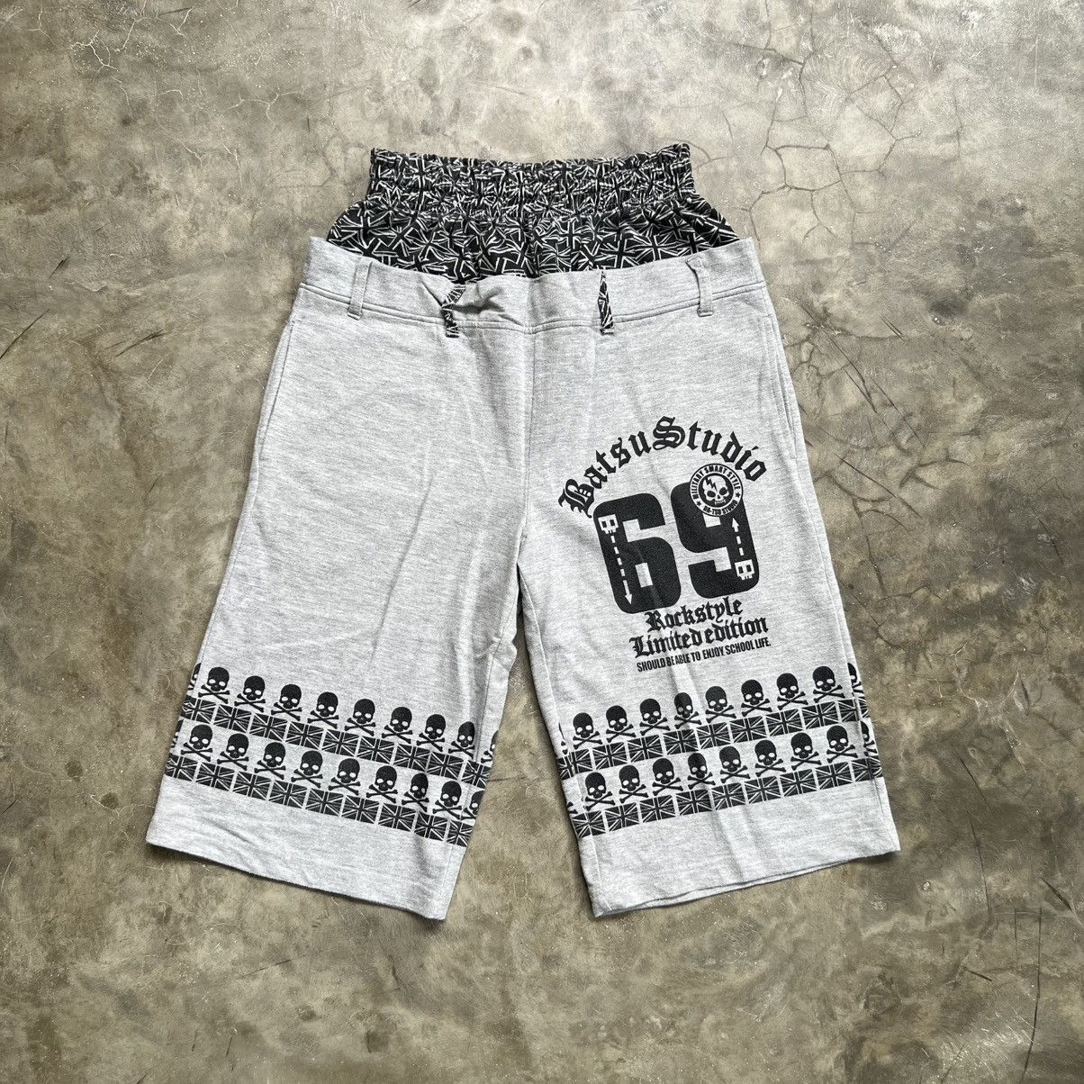 Seditionaries 2000s Ba-Tsu Vkei Style Double Waist Skull Relax Short Pants Size US 28 / EU 44 - 1 Thumbnail