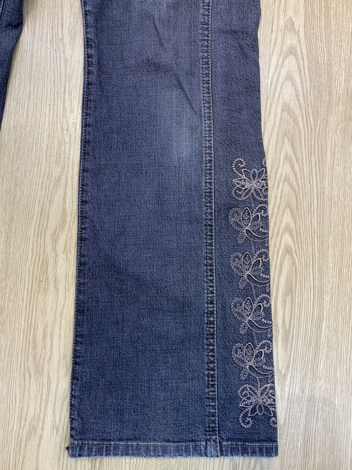 Japanese Brand Vintage Japanese Brand Embroidery Flaired Jeans Size US 29 - 7 Thumbnail