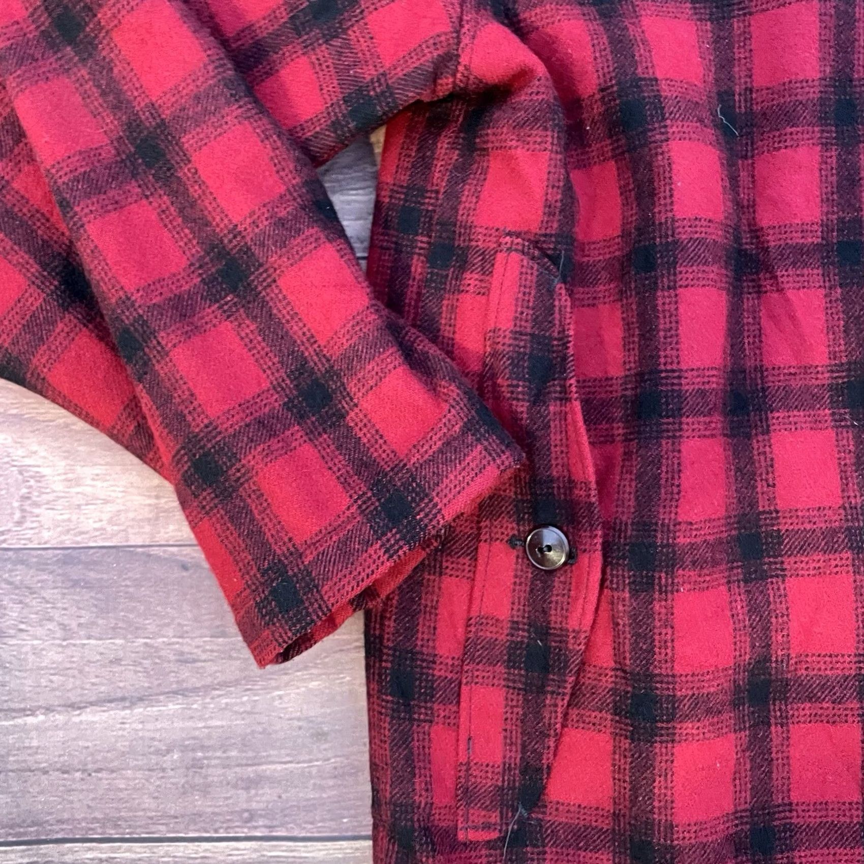 Vintage VINTAGE Woolrich Wool Mackinaw Hunting Jacket Coat Buffalo Plaid Men’s 40 Sz M Red/black plaid Outdoor Hunting Wool Overcoat Fall Winter Regular Size US XXS / EU 40 - 4 Thumbnail