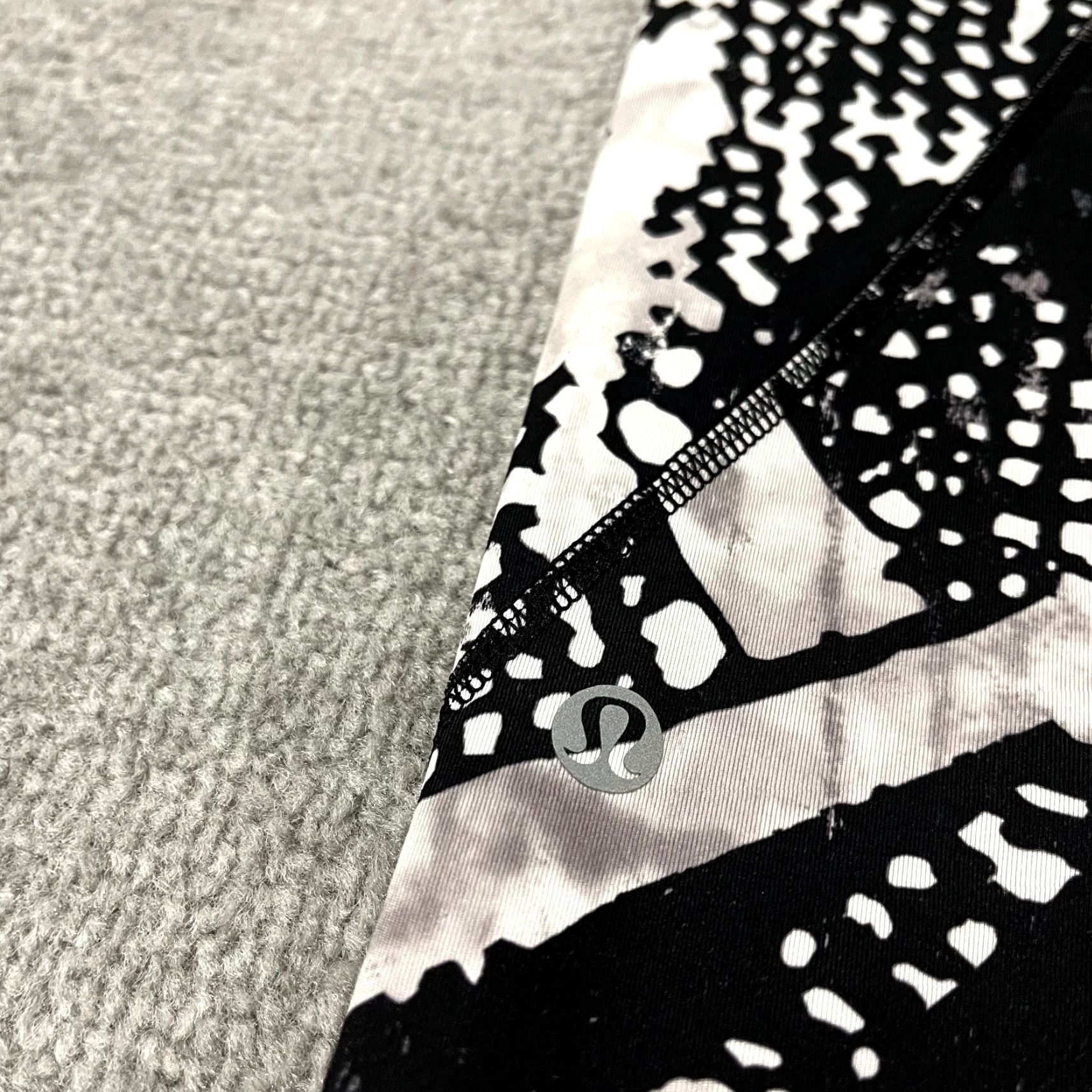 Lululemon LULULEMON Inspire Tight Leggings Womens Size 8 x 25" Black White Abstract Yoga Leggings Size 30" / US 8 / IT 44 - 3 Thumbnail
