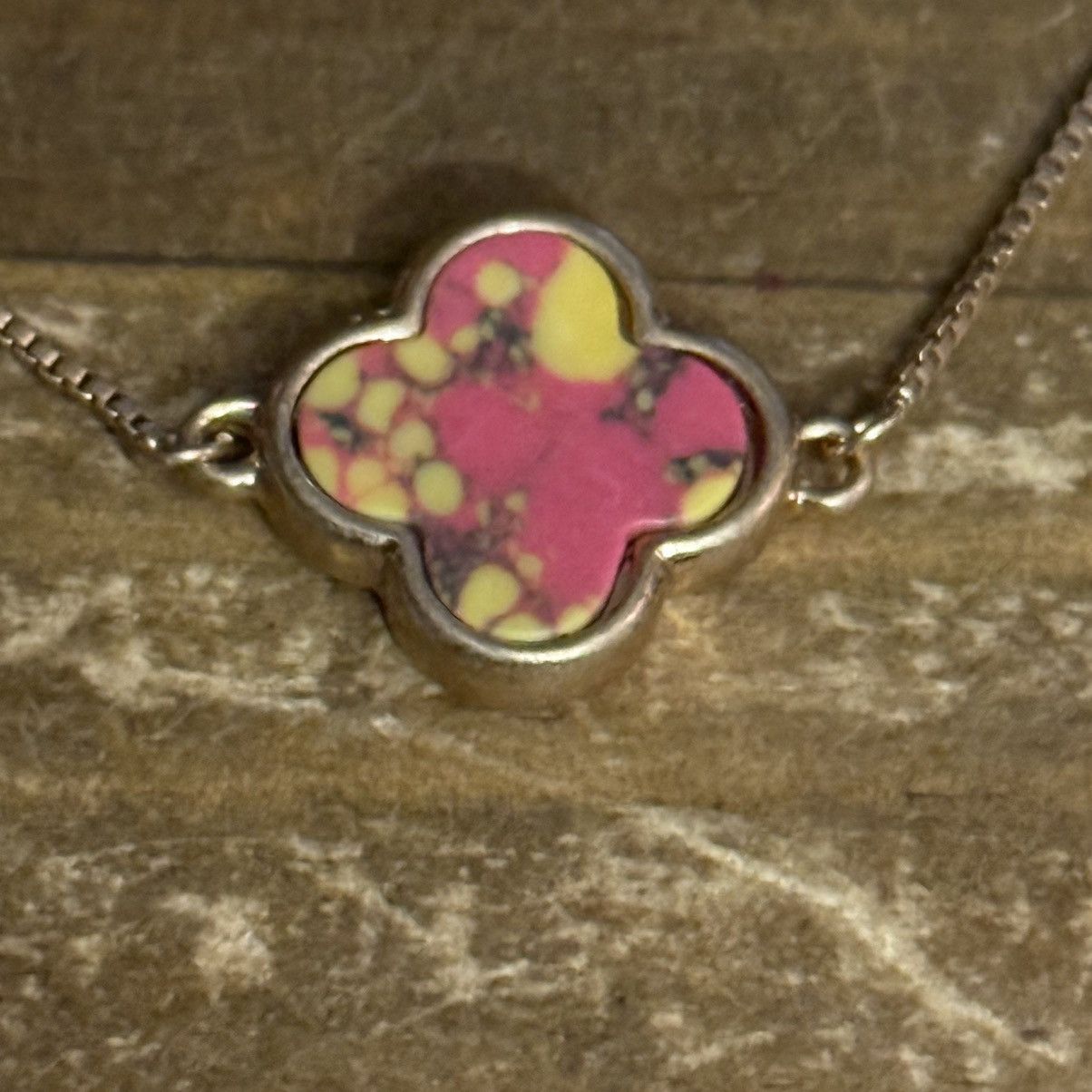 Other Gold tone pink and yellow blotchy clover bolo bracelet Size ONE SIZE - 4 Thumbnail