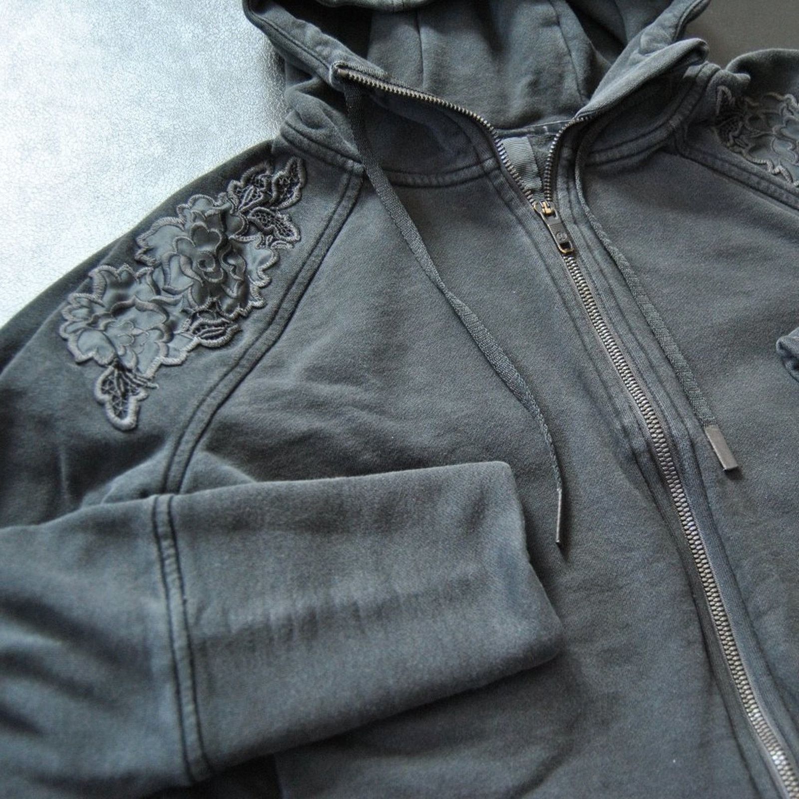 Lululemon Lululemon Embroidered Floral Full Zip Up Crop Top Hoodie Size L / US 10 / IT 46 - 4 Thumbnail
