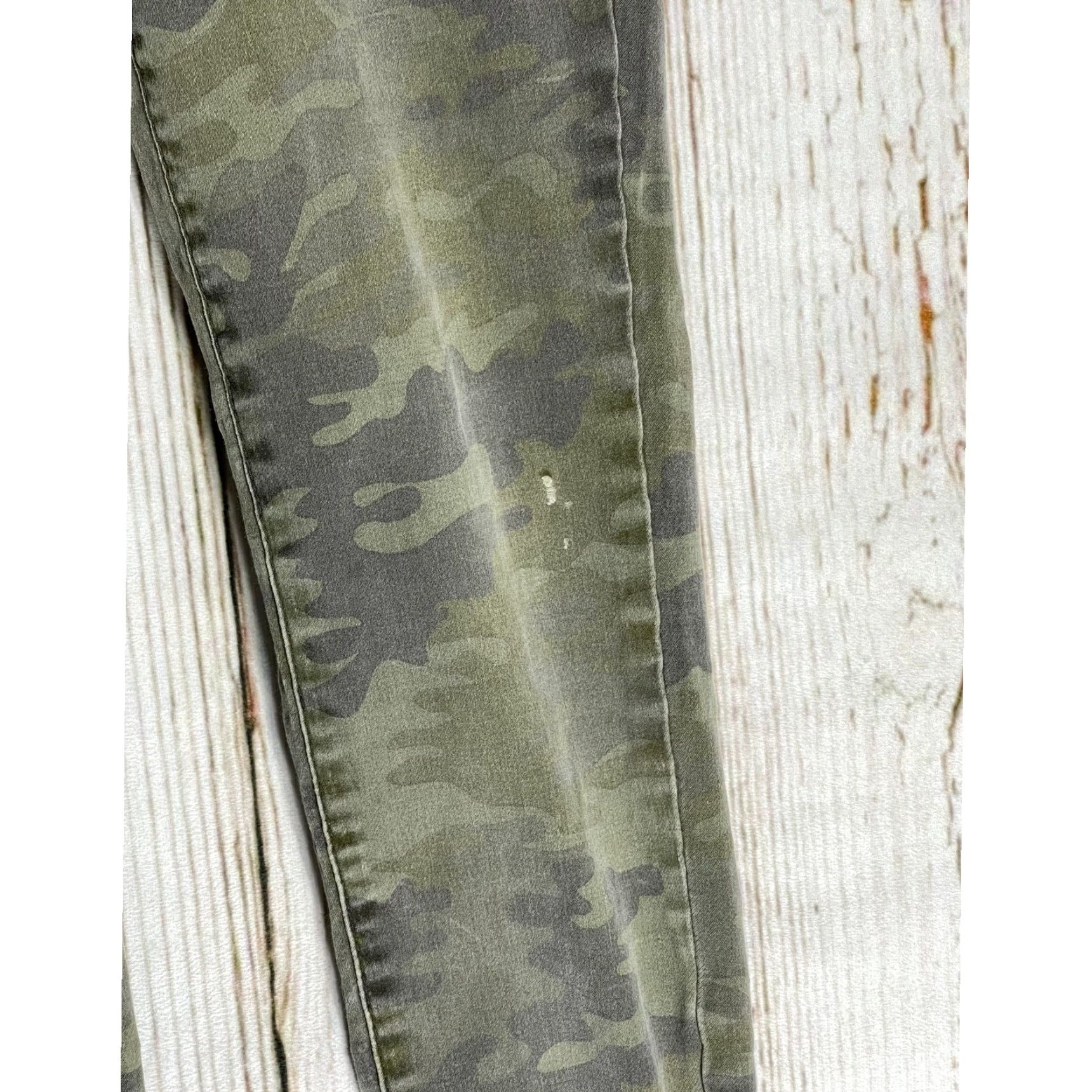 Mossimo VINTAGE Mossimo Green Camo Jegging Jeans Womens Size 2 Slim Fit 5-Pocket Denim Belt Loops SMALL BLEMISH Size 26" / US 2 / IT 38 - 2 Thumbnail