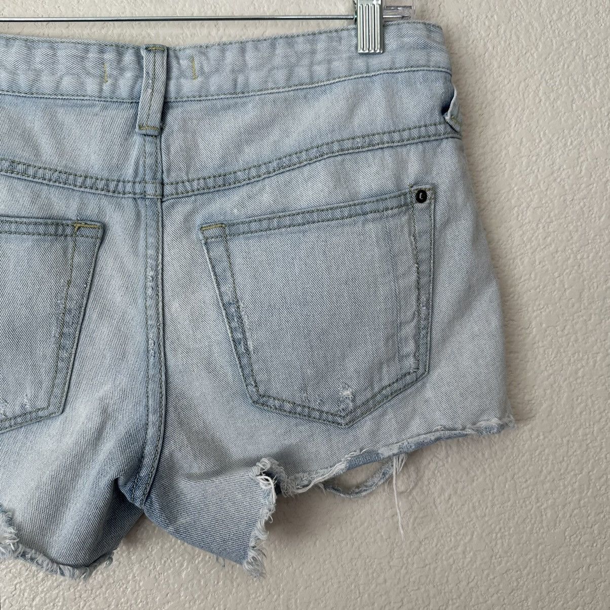 Free People Free People Boho Distressed Zip-Fly Denim Jean Shorts Size 25" / US 0 / IT 36 - 7 Thumbnail