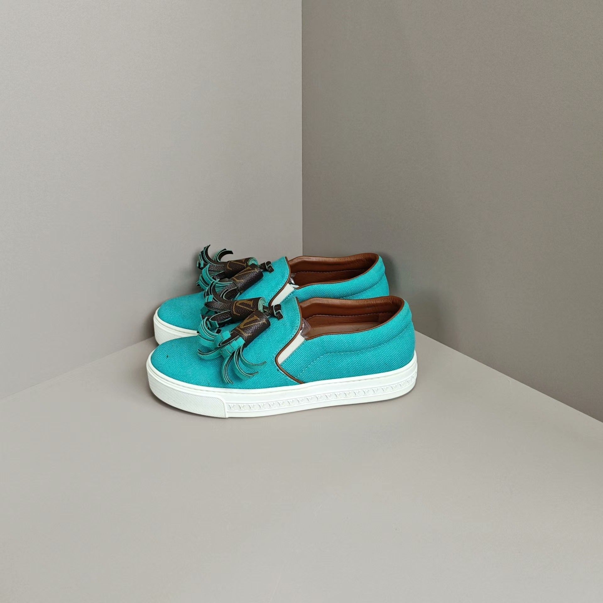 Louis Vuitton Louis Vuitton Lowtop Sneakers us_6 Women Size US 6 / IT 36 - 1 Thumbnail