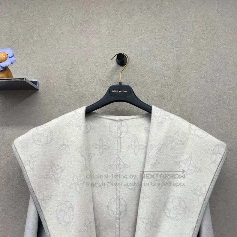 Louis Vuitton LV Gray Short Hooded Long Sleeve Coat . Size M / US 6-8 / IT 42-44 - 4 Thumbnail