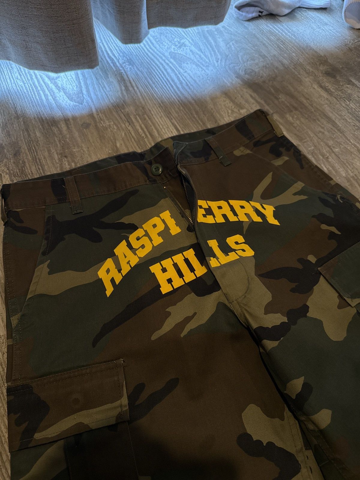 The GV Gallery Raspberry hills camo cargos Size US 32 / EU 48 - 2 Thumbnail
