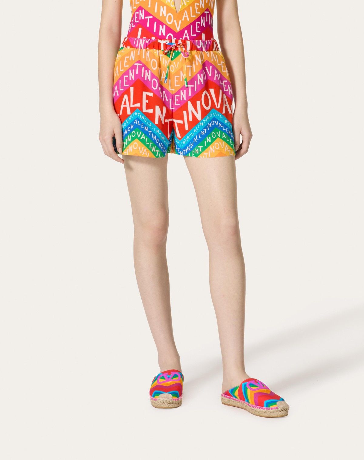 Valentino o1s1wg110525 Crepe De Chine Chevron 24 Shorts in Multicolor Size 27" / US 4 / IT 40 - 2 Thumbnail