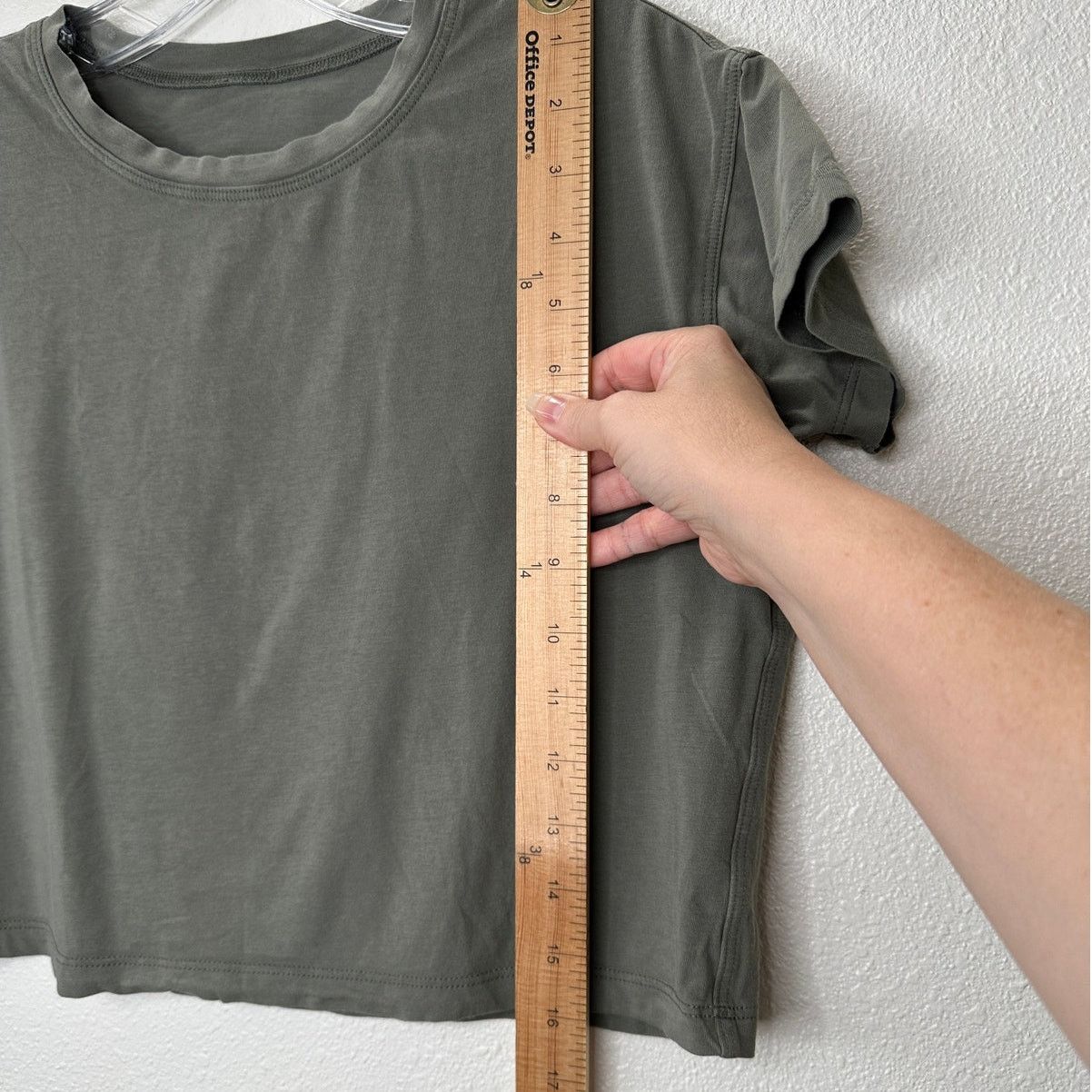 Lululemon Lululemon Dusty Green Round Neck Short Sleeve Crop Tee 6 Size M / US 6-8 / IT 42-44 - 6 Thumbnail