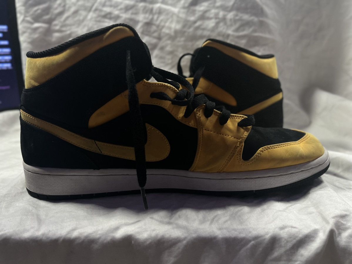 Jordan Brand Air Jordan 1 Retro Mid ‘Reverse New Love’ Men’s 13 Size US 13 / EU 46 - 4 Thumbnail