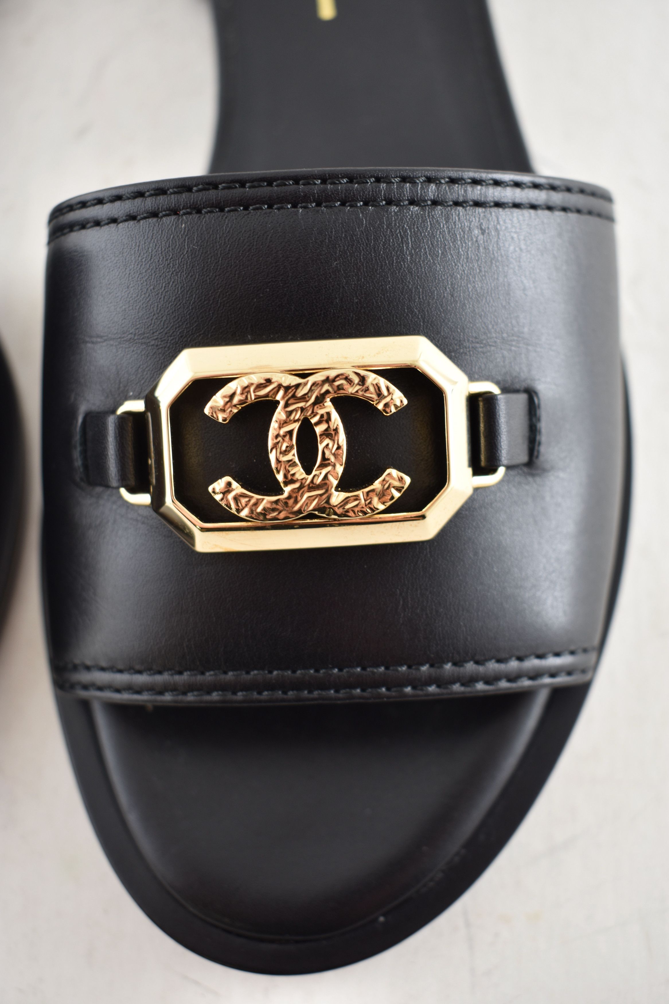 Chanel Chanel 23B Leather Gold CC Logo Mule Slides Sandals Flat 38 Size US 8 / IT 38 - 13 Thumbnail