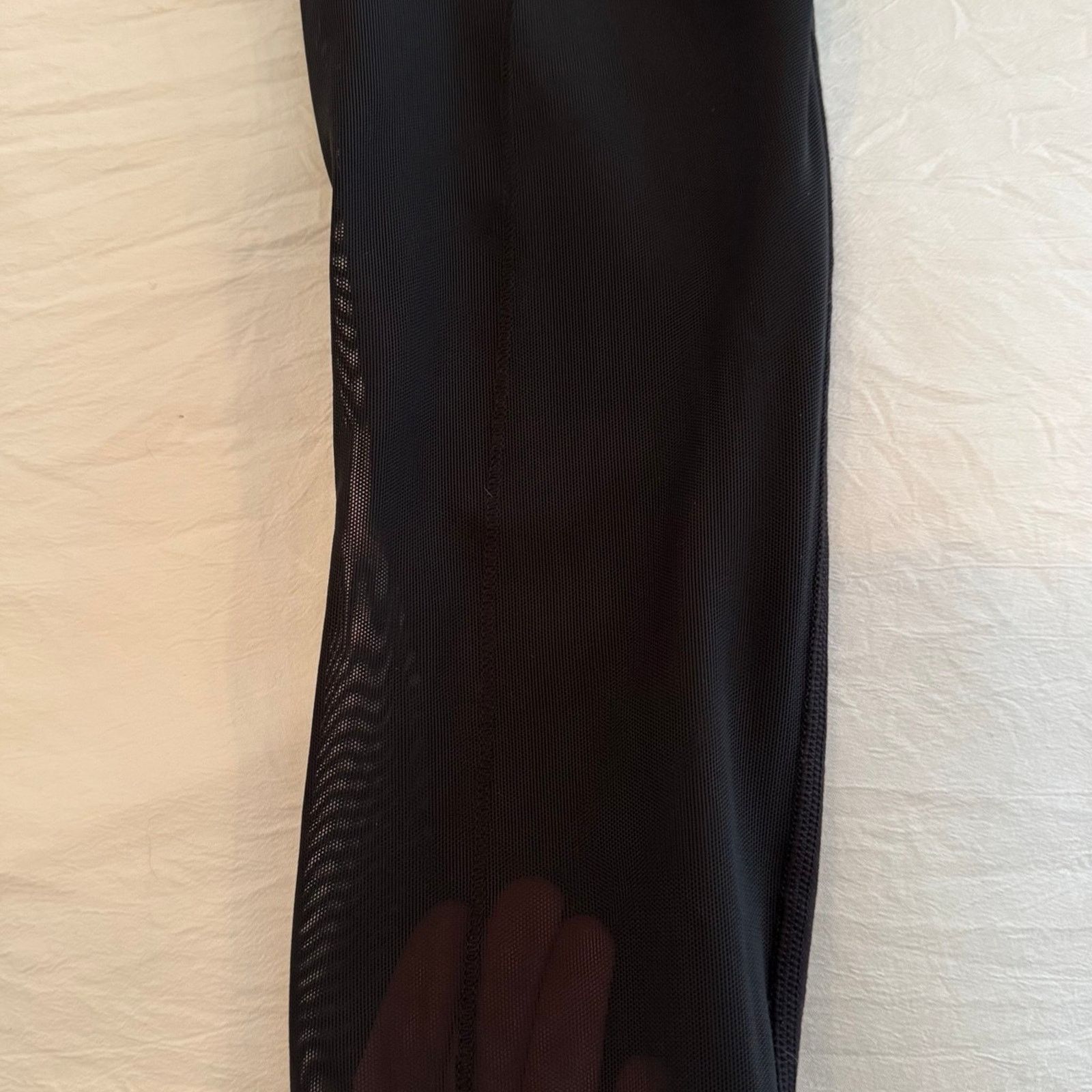 Lululemon RARE Lululemon Cropped Leggings with Mesh Back Size 27" / US 4 / IT 40 - 5 Thumbnail
