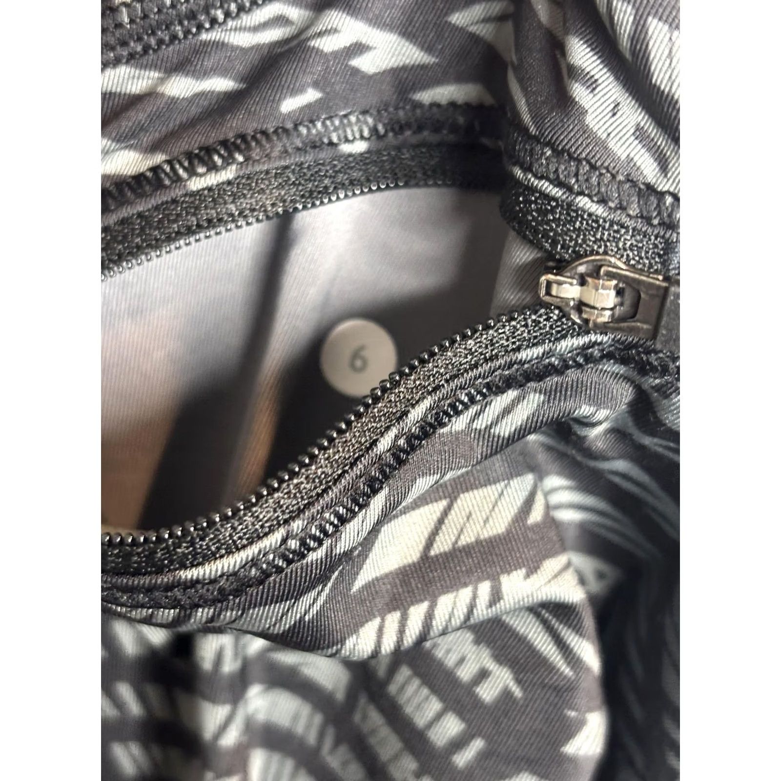 Lululemon Lululemon Womens 6 Black Gray Printed Crop Capri Leggings Pocket Athletic Size 28" / US 6 / IT 42 - 7 Thumbnail