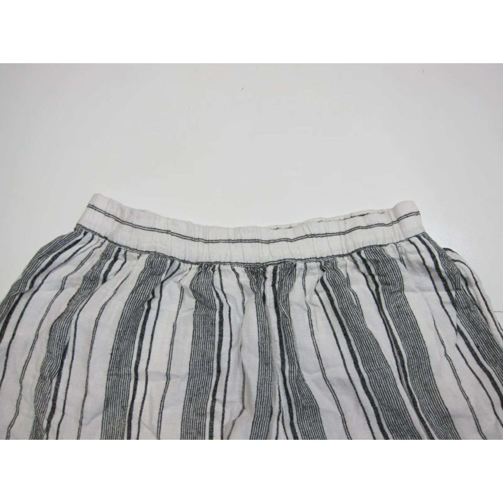Gap Gap Grey White Stripe Linen Rayon Flowy Comfort Chino Shorts Women Medium 32" waist Pockets Back Pocket - Size 24" / US 00 / IT 34 - 5 Thumbnail