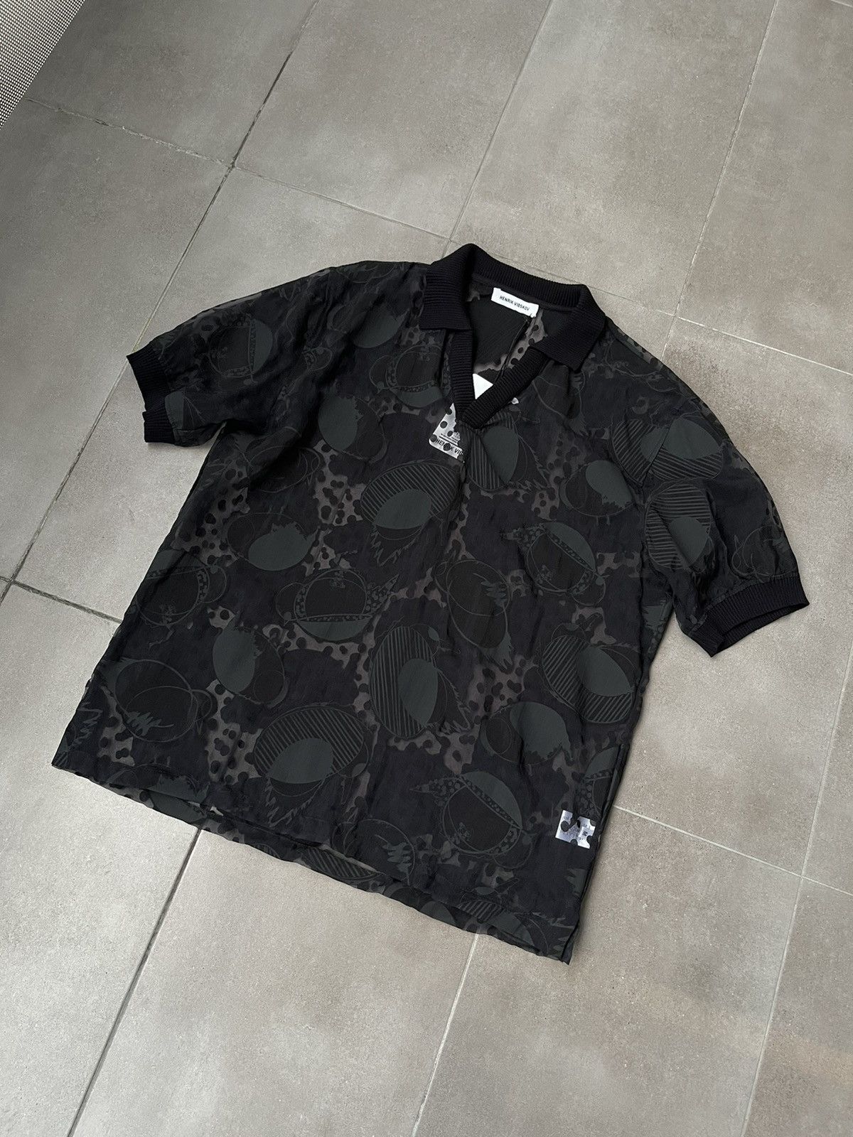 Henrik Vibskov !DS! SS23 Henrik Vibskov The BIG Polo Black Polo Tee Size US M / EU 48-50 / 2 - 10 Thumbnail