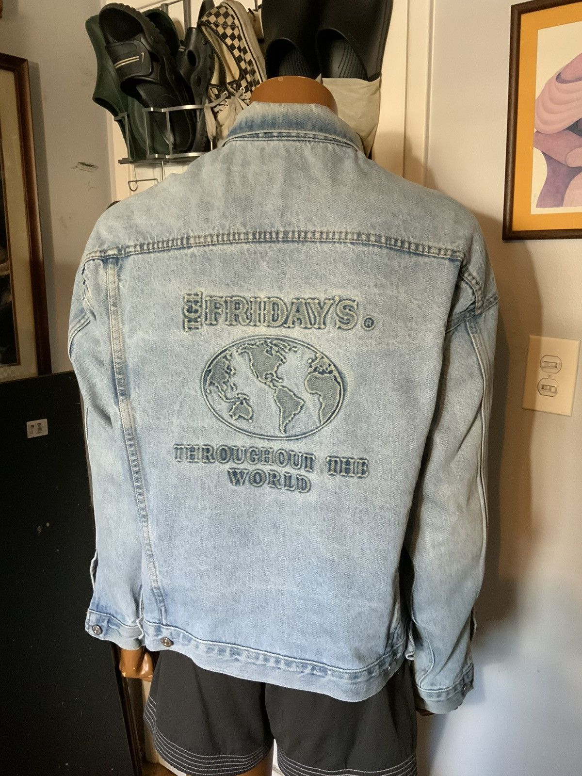 Vintage 80s 90s TGI Friday’s The World Embossed Denim Jean Jacket Size US L / EU 52-54 / 3 - 11 Thumbnail