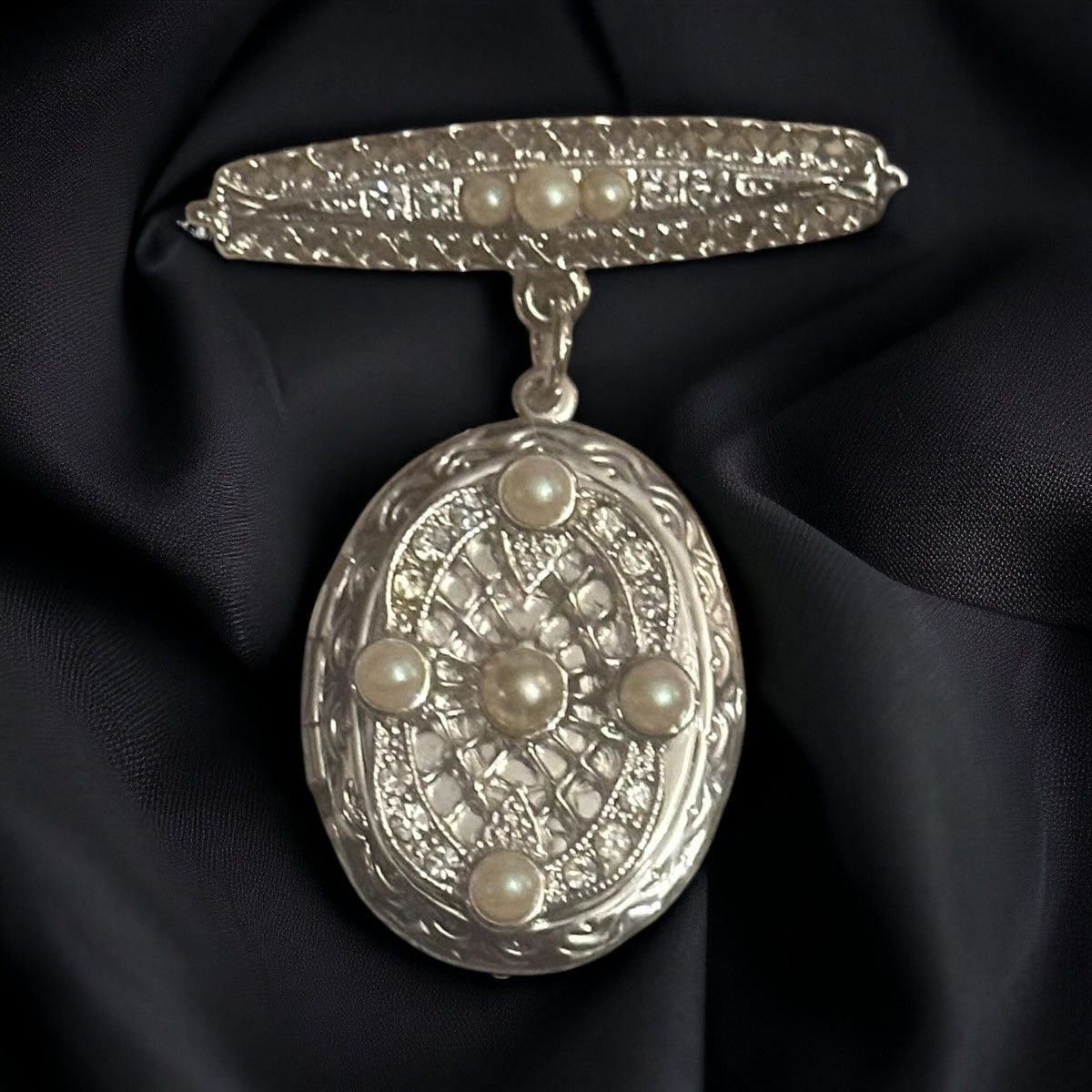 Vintage Vintage filigree crystals, pearls hanging oval locket brooch Size ONE SIZE - 1 Thumbnail