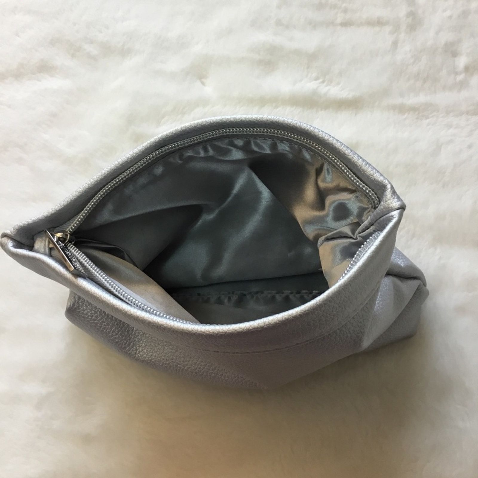 Other La Prarie Silver Makeup Bag Size ONE SIZE - 5 Thumbnail