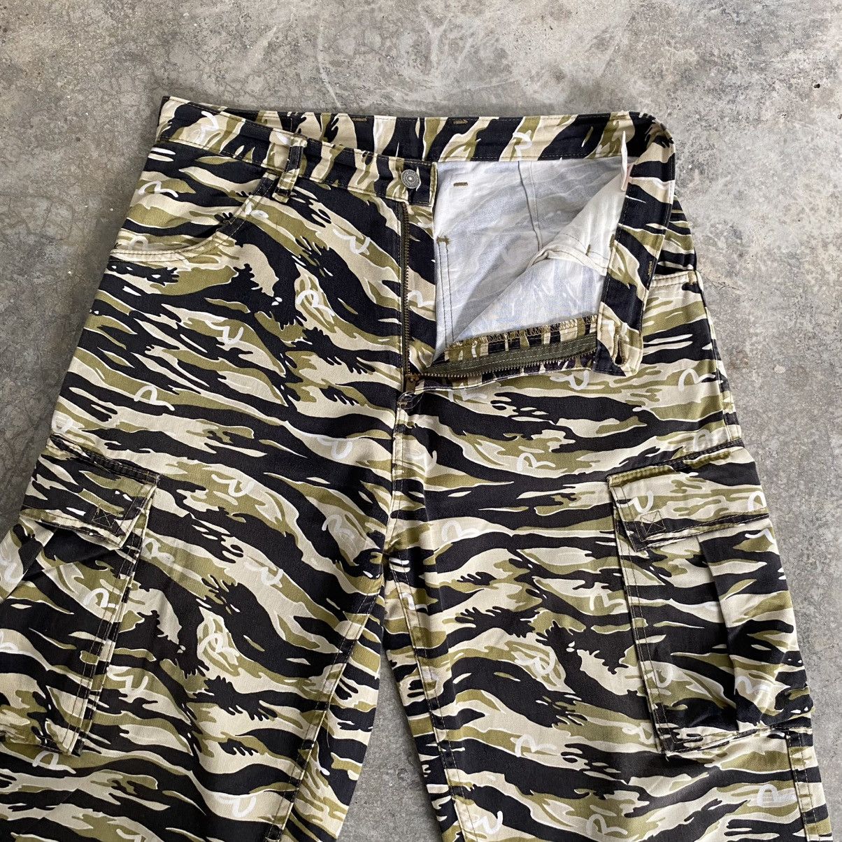 Evisu 2000’s Evisu Japan Camo Tiger Stripe Baggy Cargo Pants Size US 32 / EU 48 - 12 Thumbnail