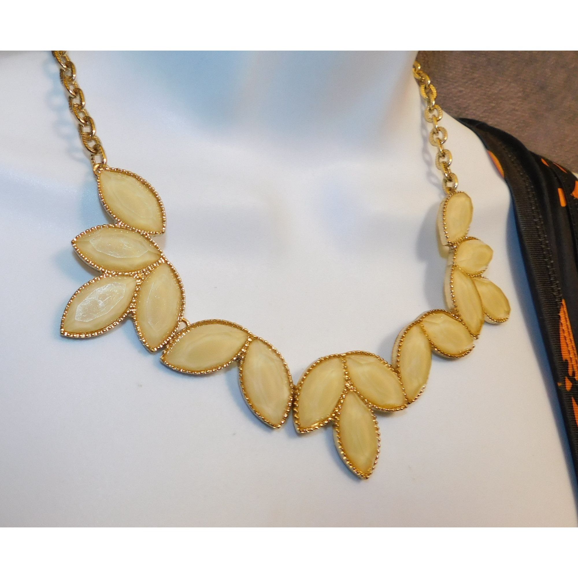Other Retro Cream Shimmer Floral Leaf Costume Necklace Size ONE SIZE - 1 Thumbnail