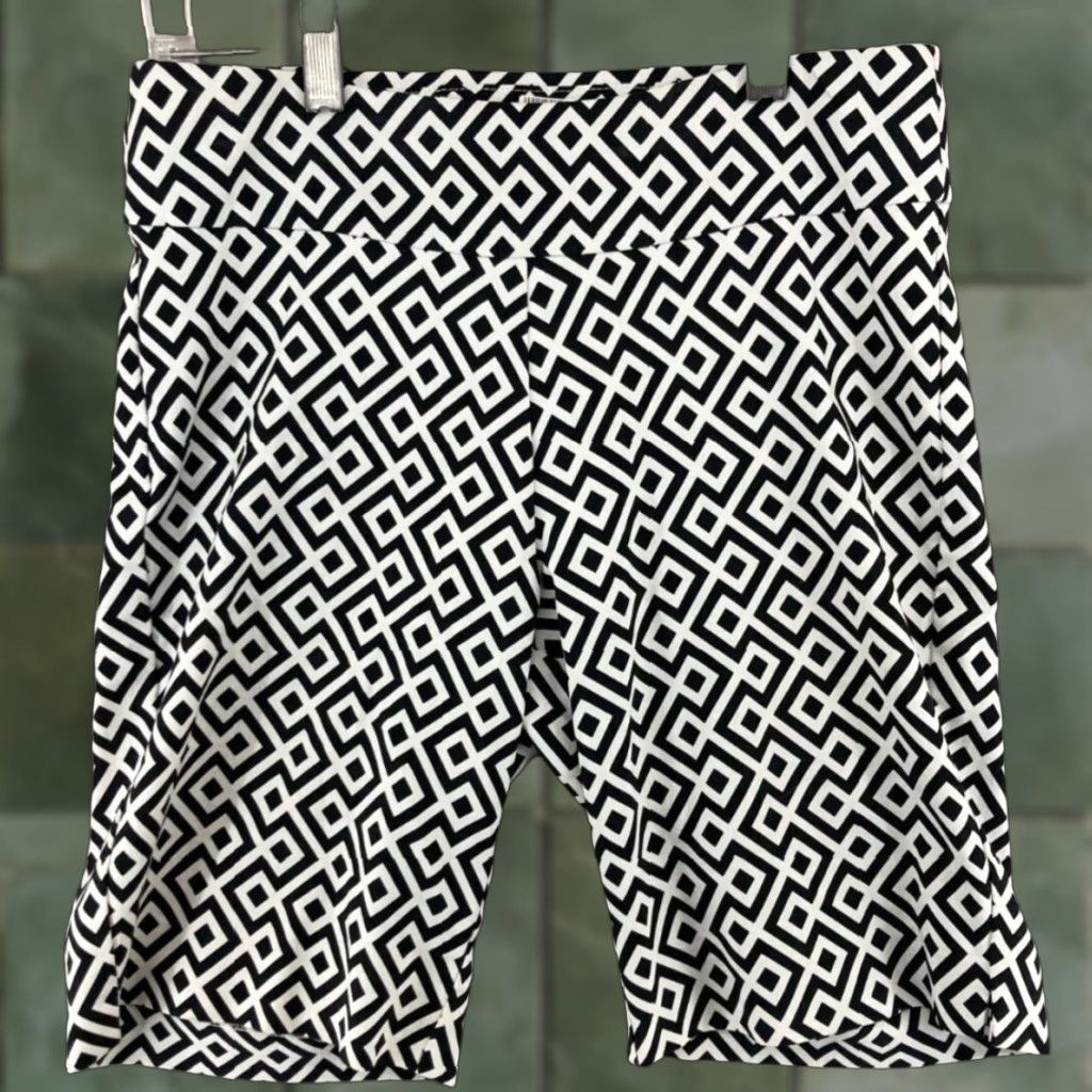 Vintage Krazy Larry Bermuda Stretch Womens Shorts Geometric Black 2 Bermuda Stretch Casual Travel Inseam 8 Nylon Spandex Rayon Flat Front Classic Size 26" / US 2 / IT 38 - 1 Thumbnail