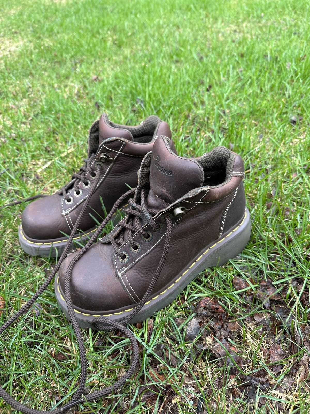 Vintage 8452 women’s doc marten’s boots