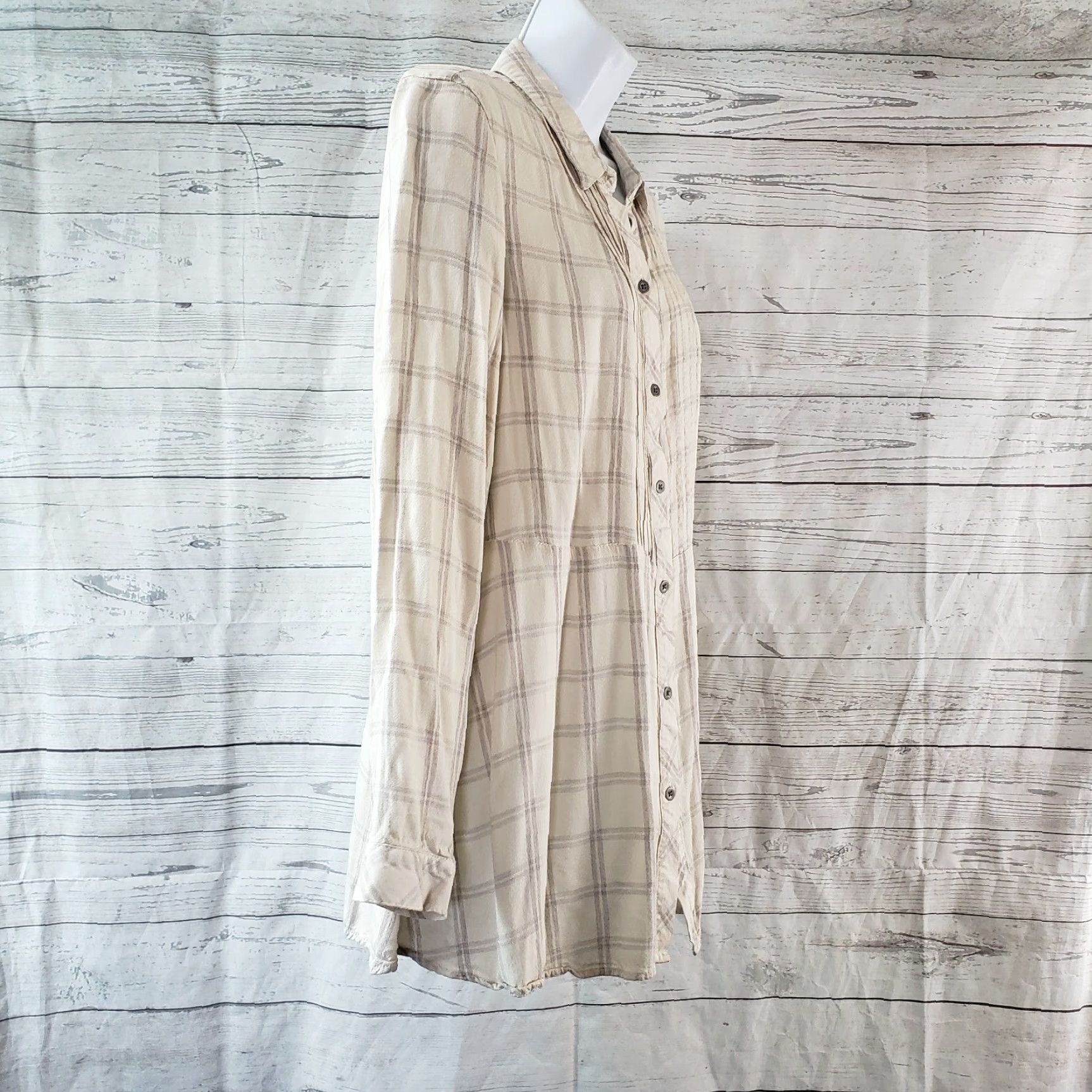 J. Jill J Jill Womens Button Front Shirt Sz Medium Beige Gray Long Sleeve Pintuck Shirt Size M / US 6-8 / IT 42-44 - 3 Thumbnail