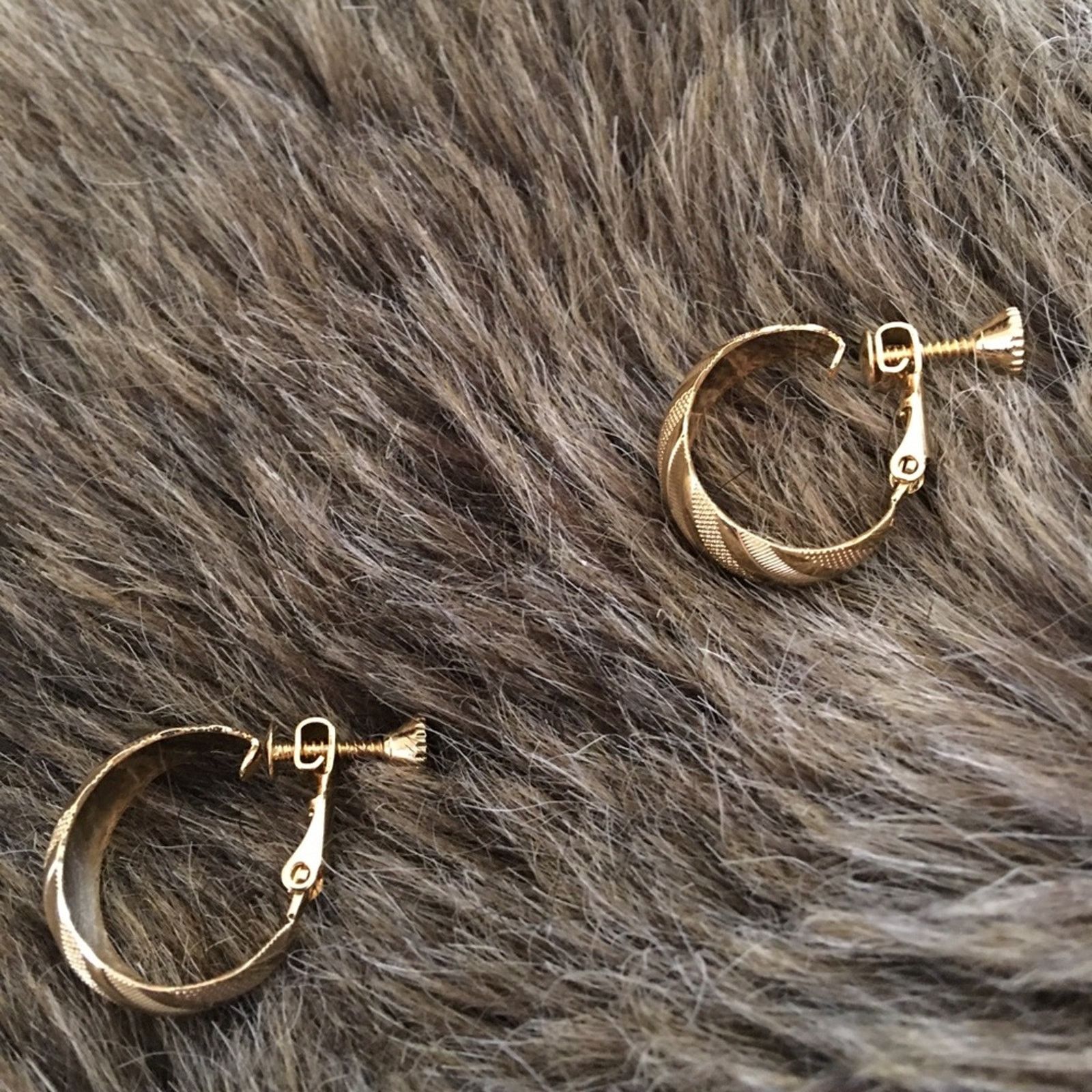Vintage Vintage gold tone textured hoop screw back clips Size ONE SIZE - 4 Thumbnail