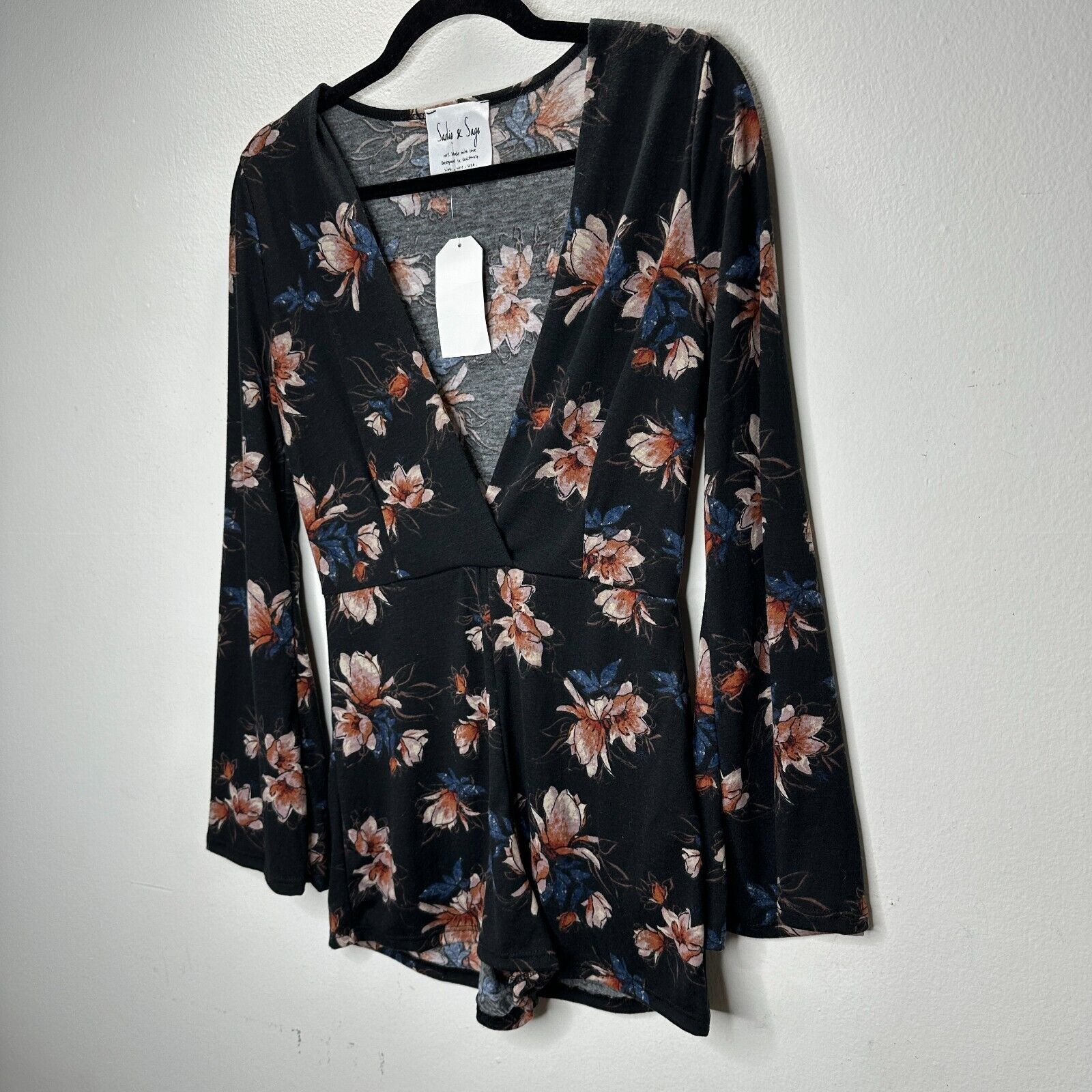 Other NWT Sadie & Sage Black Floral Long Sleeve Deep-V Romper S Size 26" / US 2 / IT 38 - 5 Thumbnail
