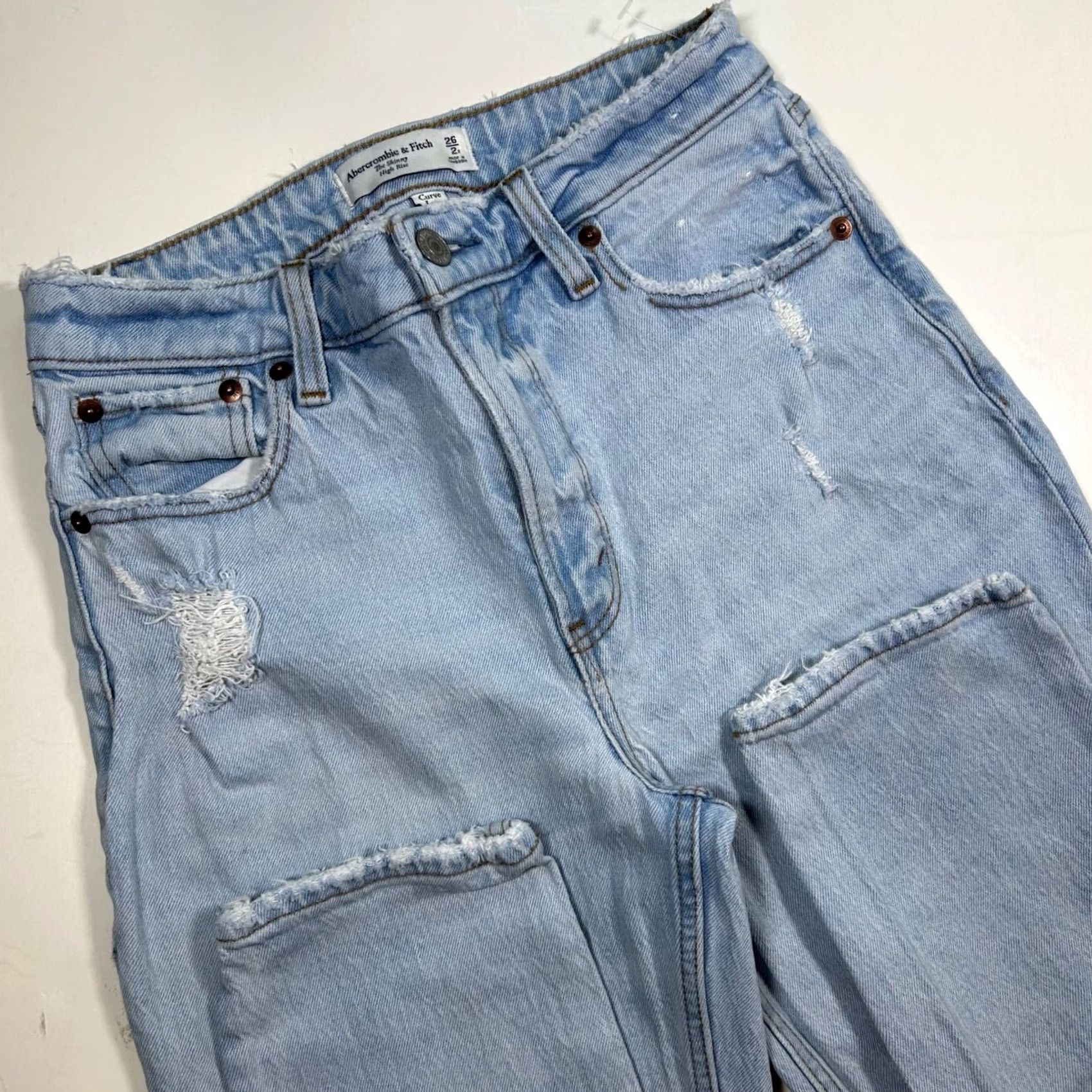 Abercrombie & Fitch Abercrombie & Fitch Ripped High Rise Mom Jeans Distressed Denim Light Wash 26 - Preowned Condition Size 26" / US 2 / IT 38 - 3 Thumbnail
