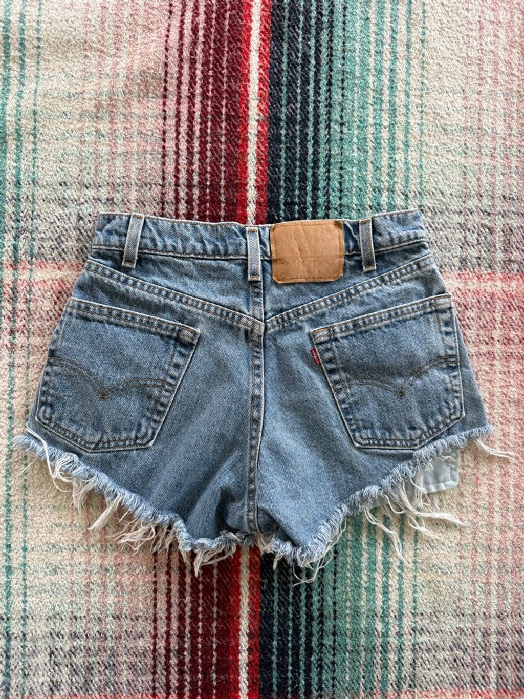 Levi's Women's Vintage Levi's Blue Denim Distressed Jean Shorts Siz Size 27" / US 4 / IT 40 - 3 Thumbnail