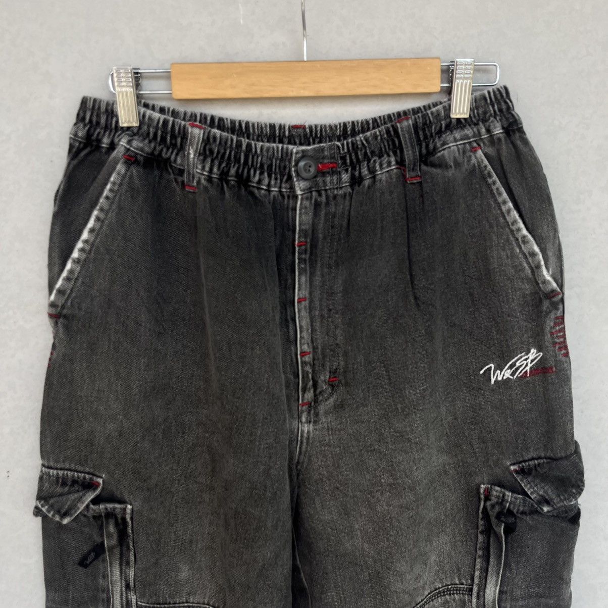 Other Vintage Black Denim Cargo Pants With Red Size M W20 L29 Size US 26 / EU 42 - 4 Thumbnail