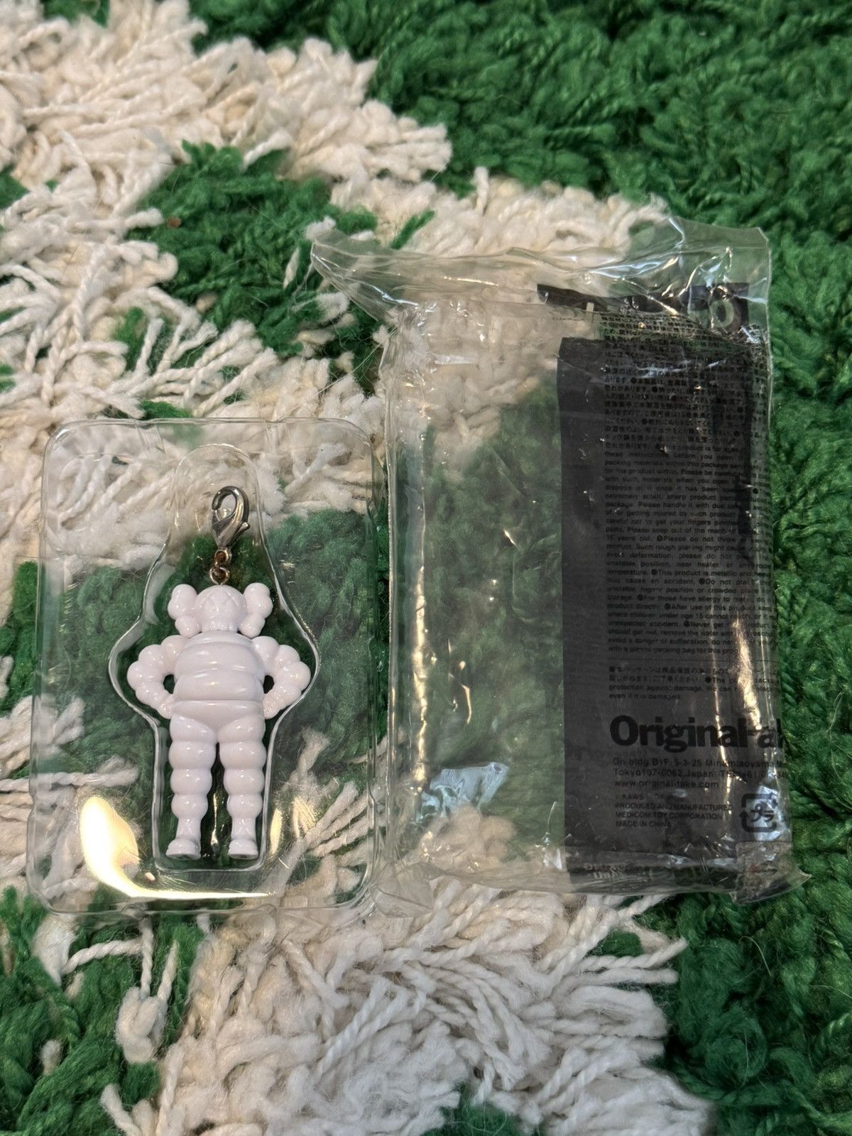 Kaws KAWS originalfake White Chum Keychain 2009 Opened/Not Used Size ONE SIZE - 1 Preview