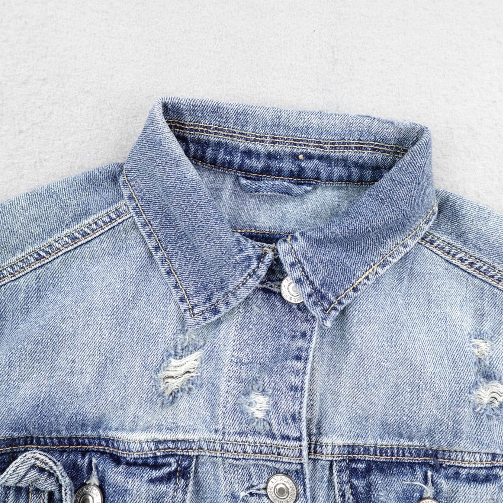 Abercrombie & Fitch Abercrombie & Fitch Jacket Womens Small Blue Denim Distressed Trucker Coat Jeans Pocket Short Sleeve Button Coat/ Jacket Size 28" / US 6 / IT 42 - 2 Thumbnail