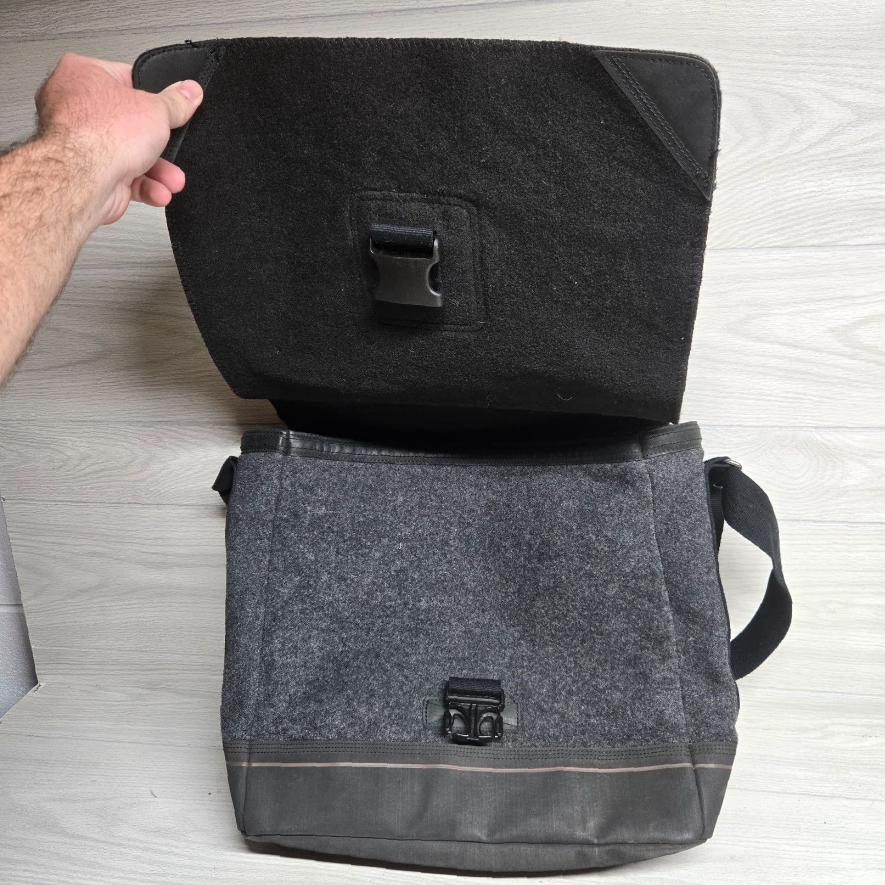 SOREL Sorel Messenger Bag Wool Gray Unisex Large Travel Luggage - Limited Edition, Water Resistant, Leather Strap Mens Womens Size ONE SIZE - 2 Thumbnail