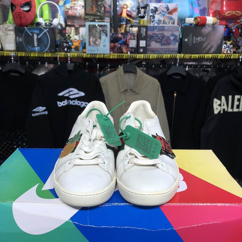 Gucci GUCCI White Pineapple Embroidered Sneakers for Women - Size US 5 / IT 35 - 2 Thumbnail