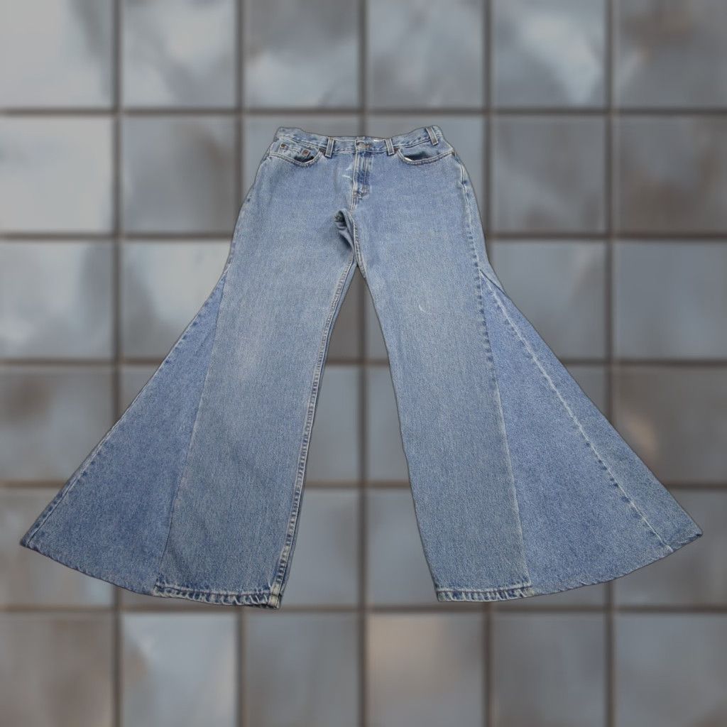 Levi's VINTAGE Levi's 505 Jeans Womens 14 Blue Flare Bell Bottom Denim Made USA 90s Mens, Womens, or Girls? Size 36" / US 14 / IT 50 - 1 Thumbnail
