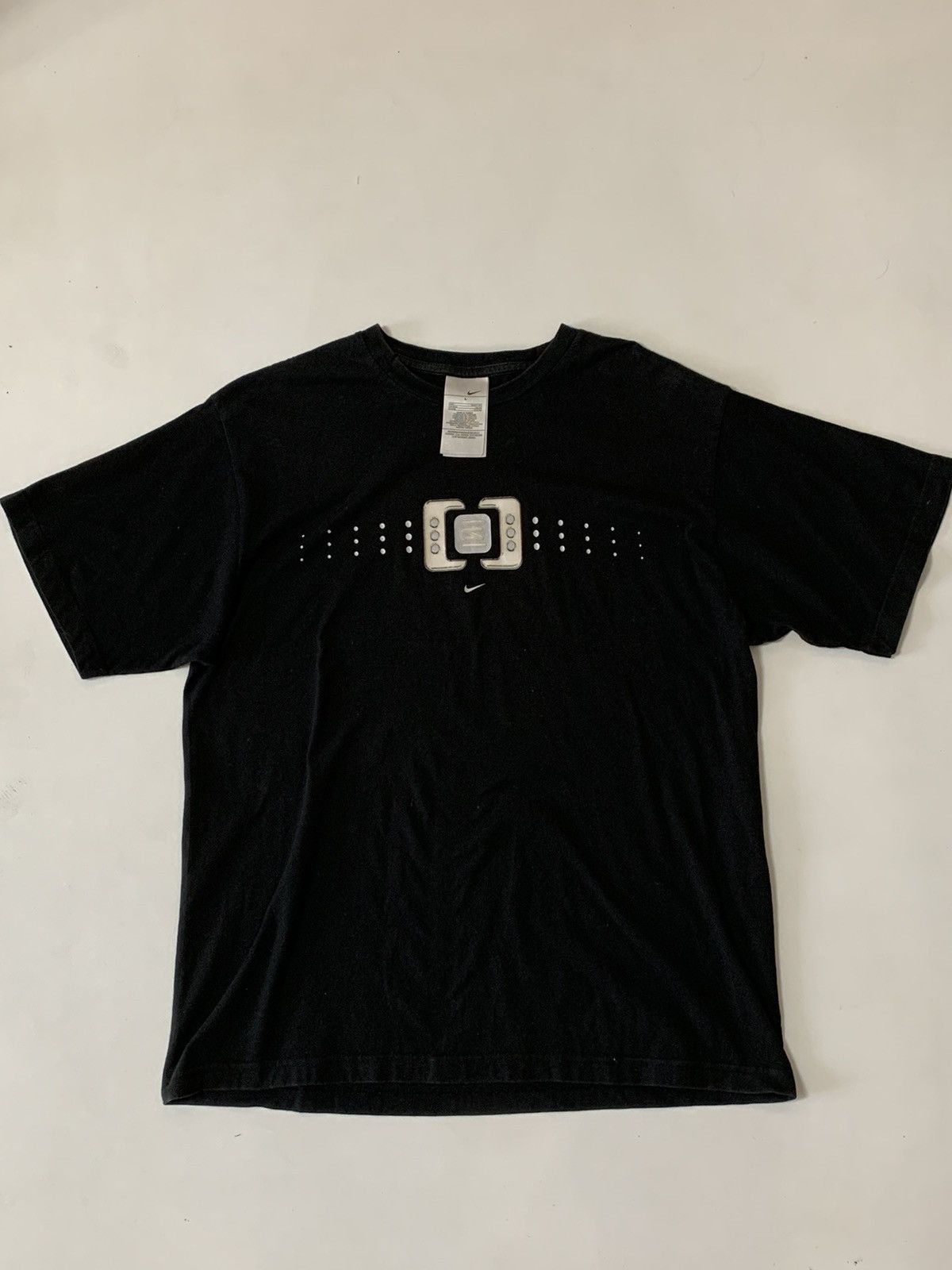 Vintage Vintage Nike ShoxT-Shirt Black Center Logo L Size US L / EU 52-54 / 3 - 2 Thumbnail