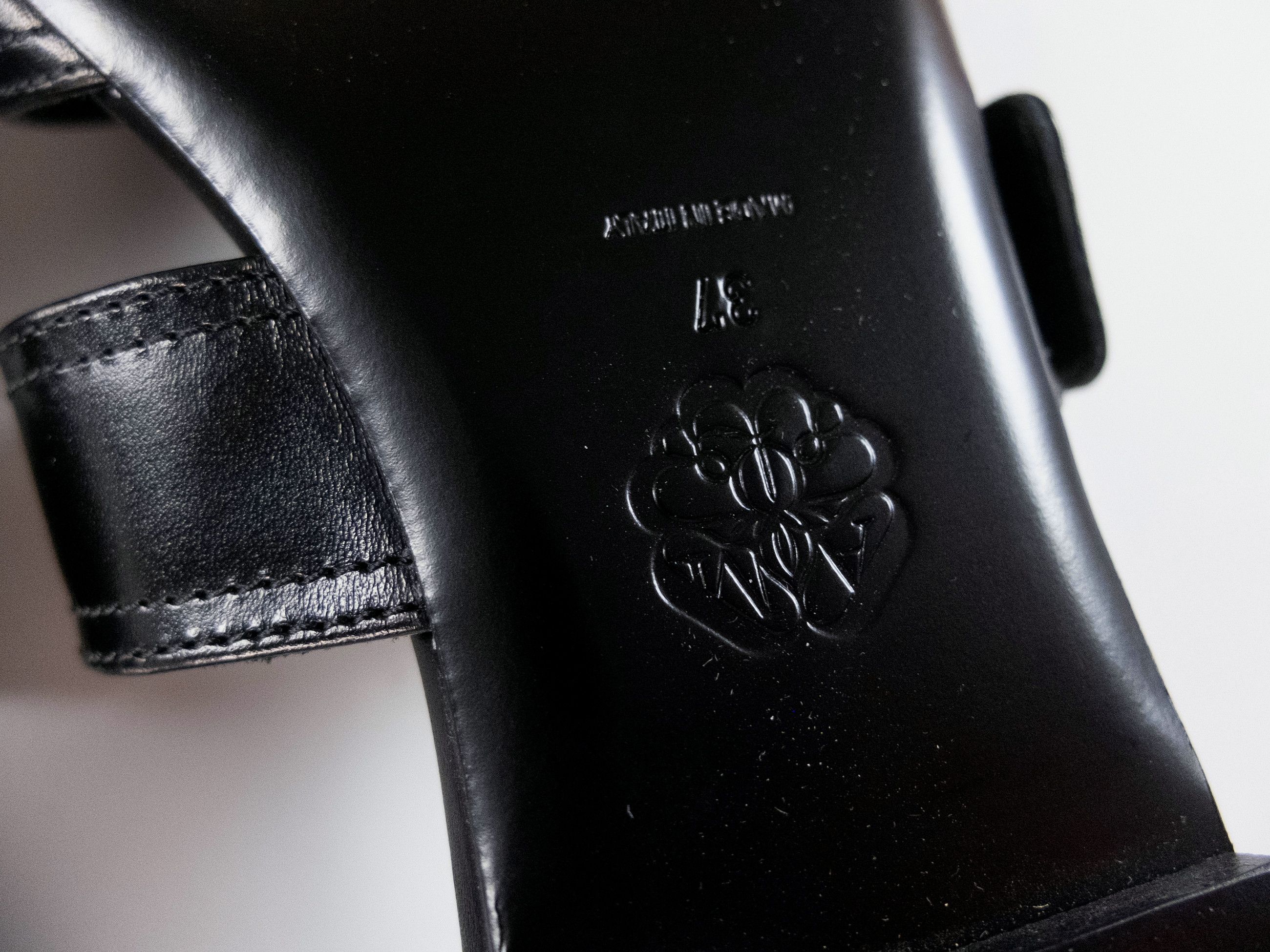 Alexander McQueen ALEXANDER MCQUEEN black leather flat mules 37 q Size US 7 / IT 37 - 8 Thumbnail