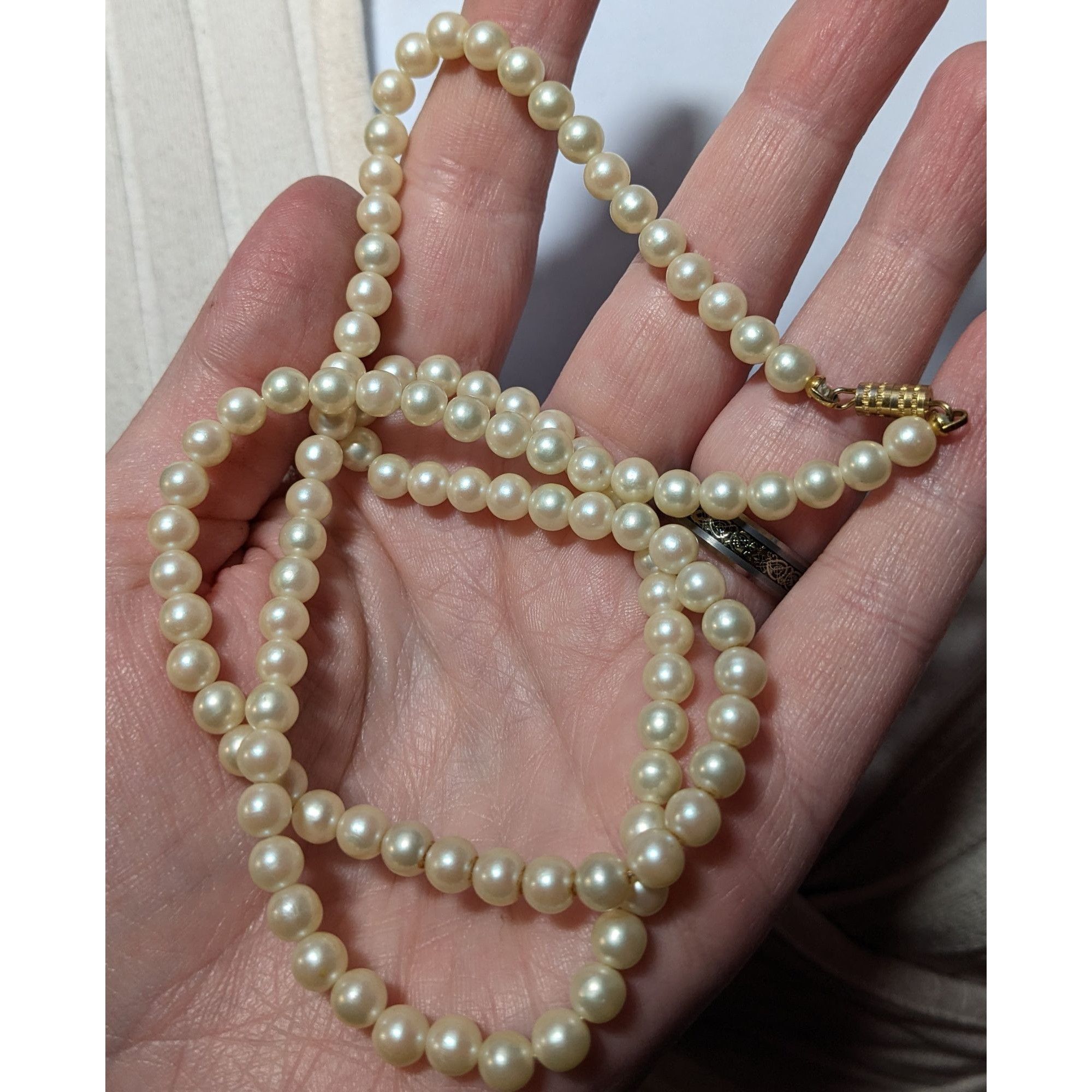 Other Vintage Simple Faux Pearl Necklace With Gold Tone Barrel Cla Size ONE SIZE - 6 Thumbnail