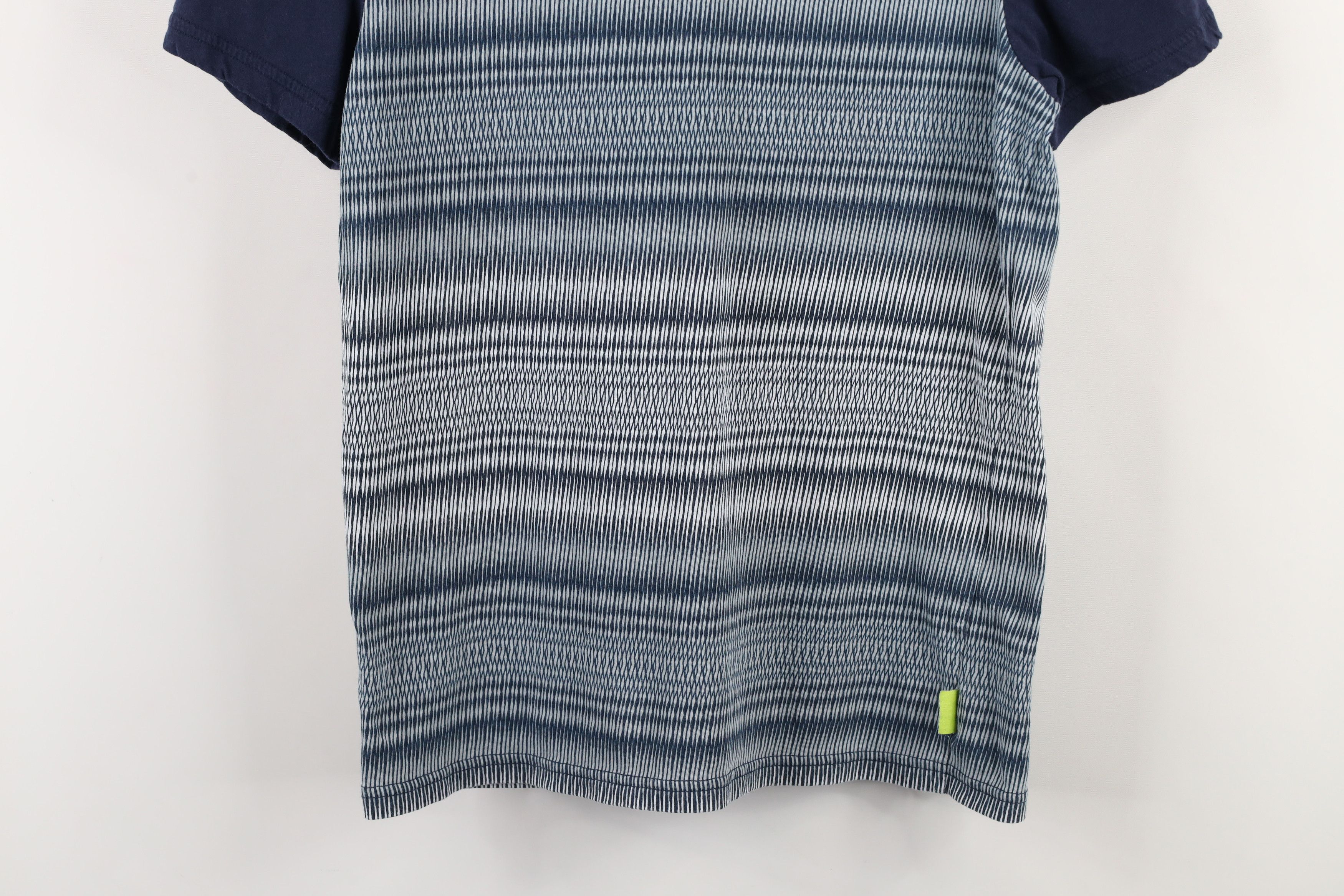 Armani Exchange × Vintage Armani Exchange Abstract Trippy Geometric V-Neck T-Shirt Size US S / EU 44-46 / 1 - 3 Thumbnail