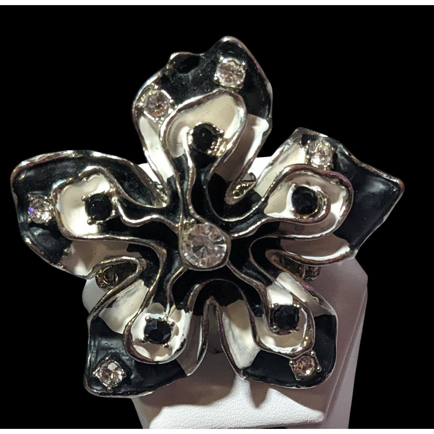 Other Chunky Floral Black And White Stretch Statement Ring Size 6 Size ONE SIZE - 2 Thumbnail