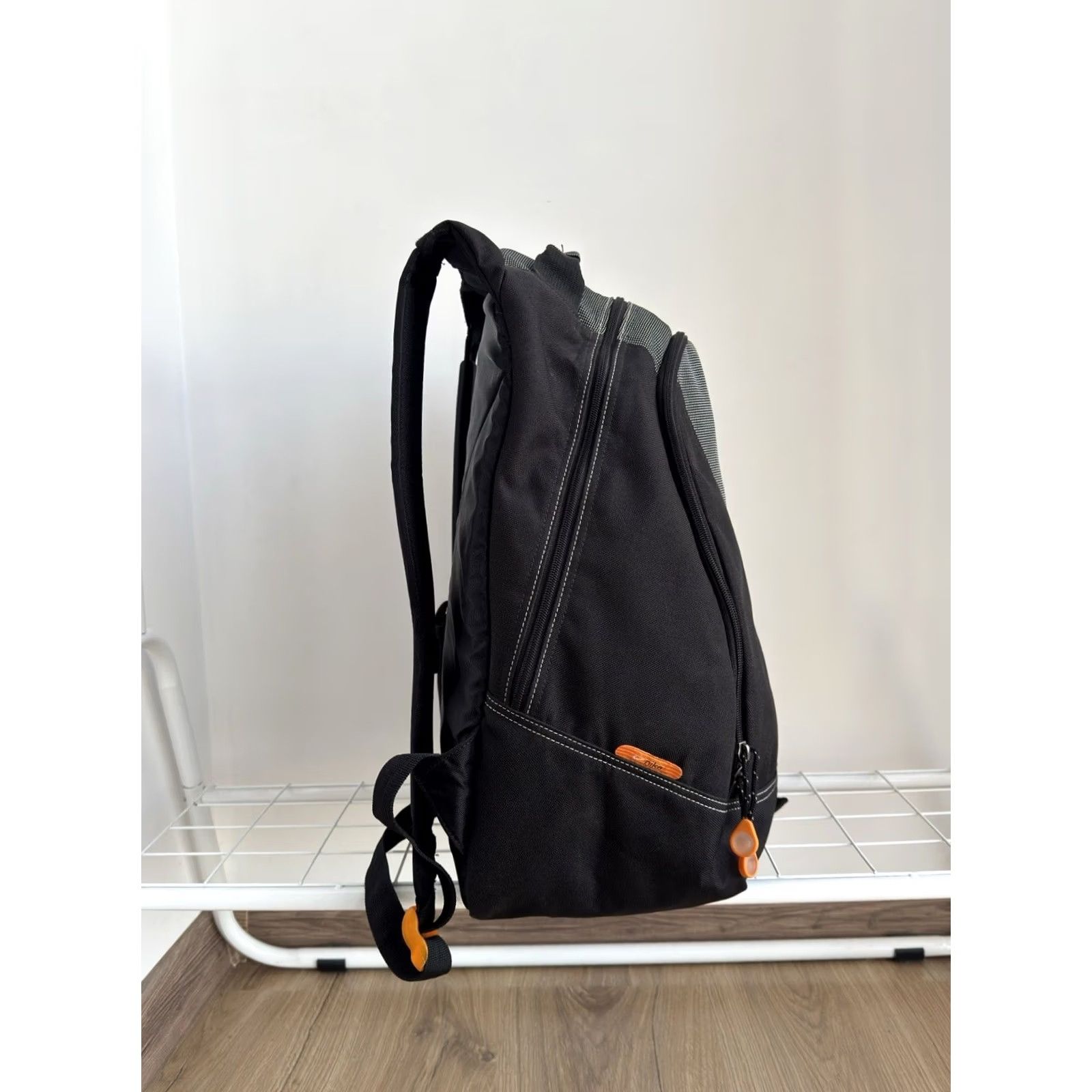 Nike VINTAGE Nike Backpack Black 90s Bag Rare Men Medium Backpack 90s Retro Sports Distressed Pockets Adjustable Strap Limited Edition Size ONE SIZE - 5 Thumbnail