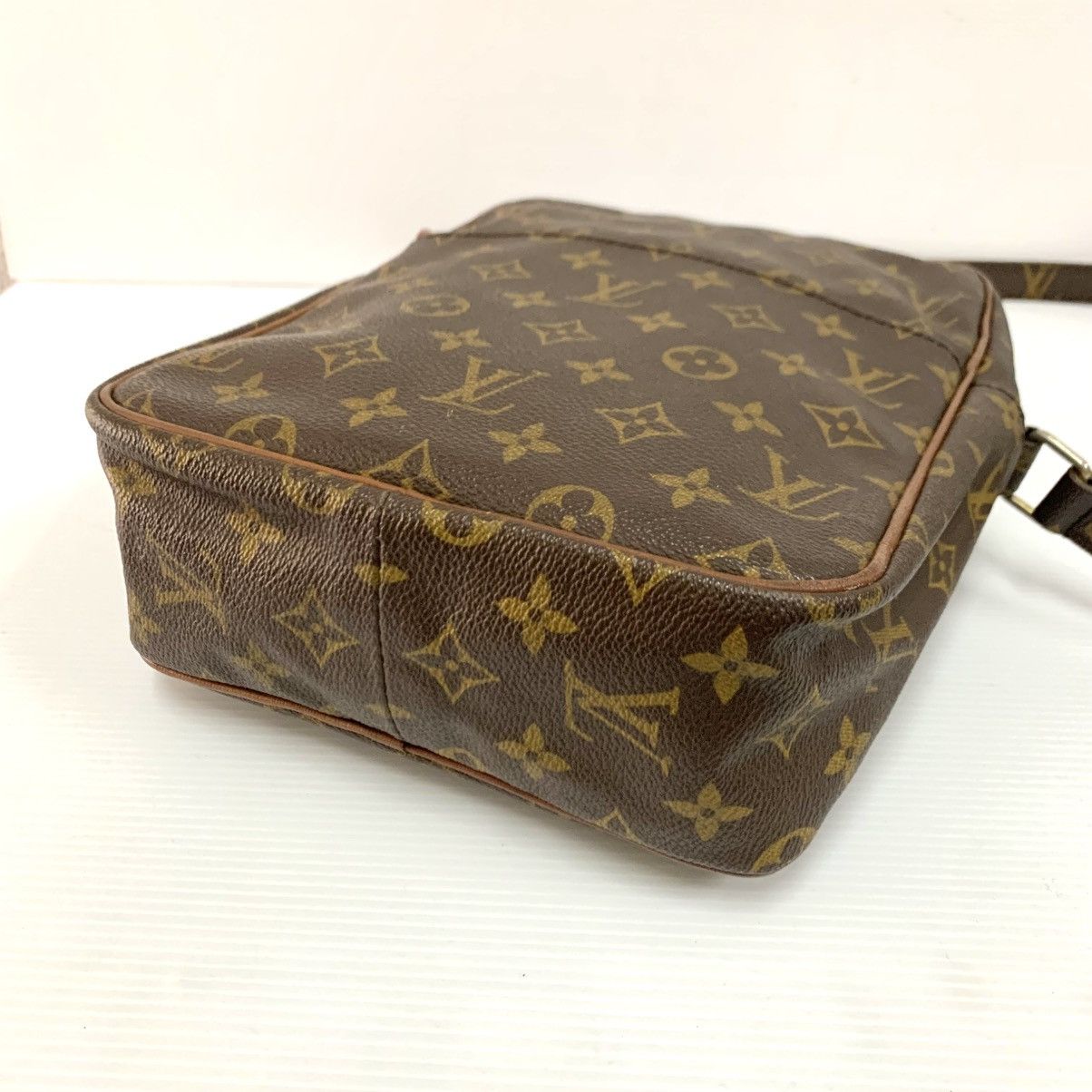 Louis Vuitton Louis Vuitton Monogram Vintage Large Danube Bag Size ONE SIZE - 5 Thumbnail