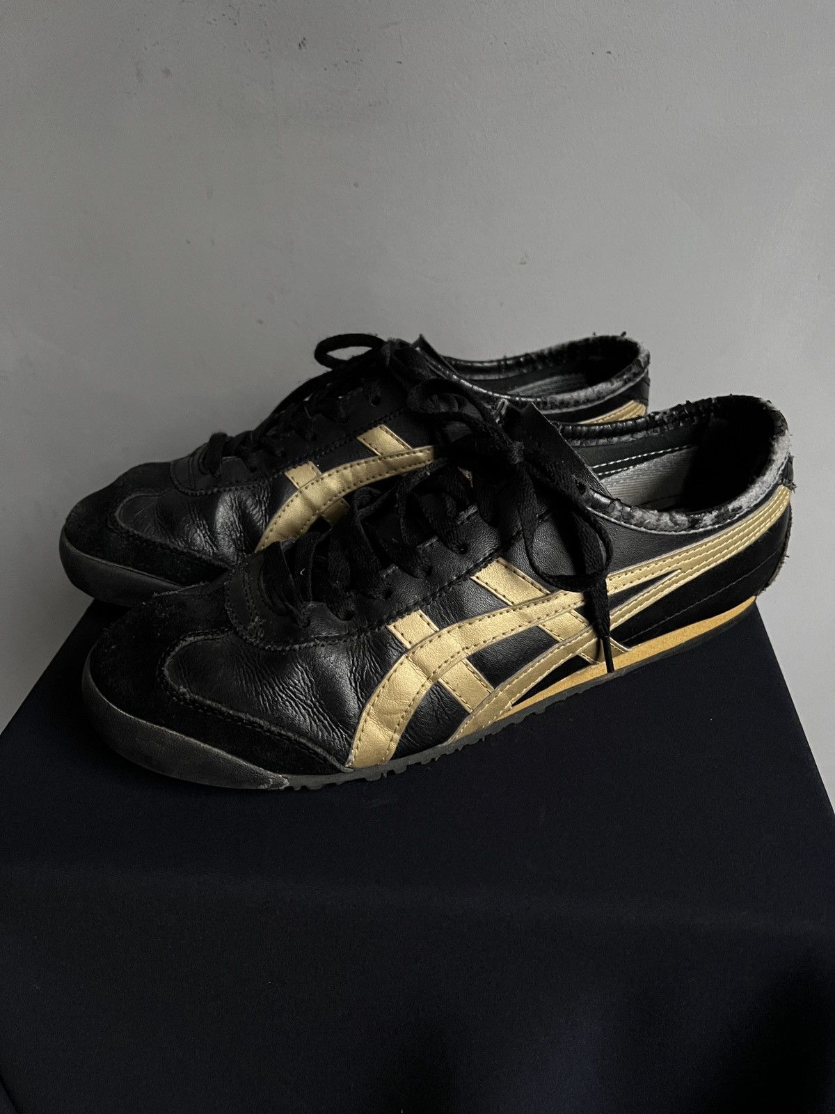 Onitsuka Tiger Onitsuka Tiger Mexico 66 Gold Black Shoes vintage y2k Size US 10 / EU 43 - 4 Thumbnail