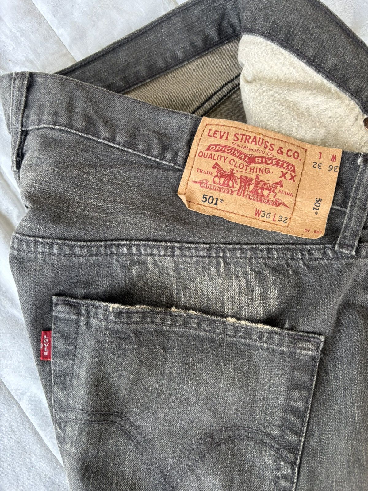 Levi's Vintage Clothing VINTAGE LEVIS 501 BLACK BAGGY DISTRESSED DENIMS Size US 36 / EU 52 - 10 Thumbnail