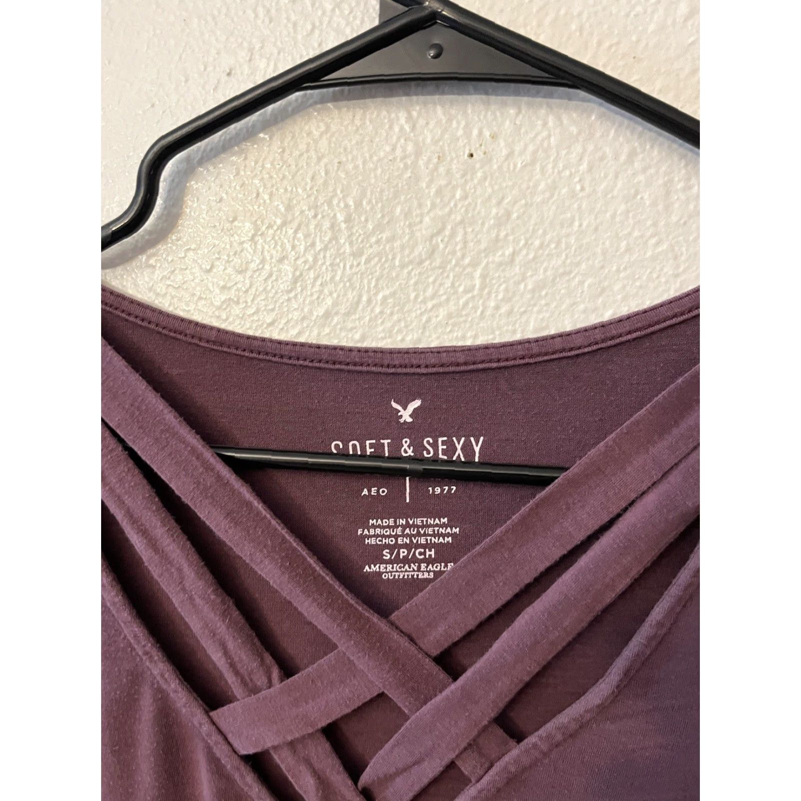 American Eagle Outfitters American Eagle Outfitters Shirt Womens Small V-Neck Maroon Long Sleeve T-Shirt Basic Casual Regular Man Made Modal设计 Size 28" / US 6 / IT 42 - 2 Thumbnail