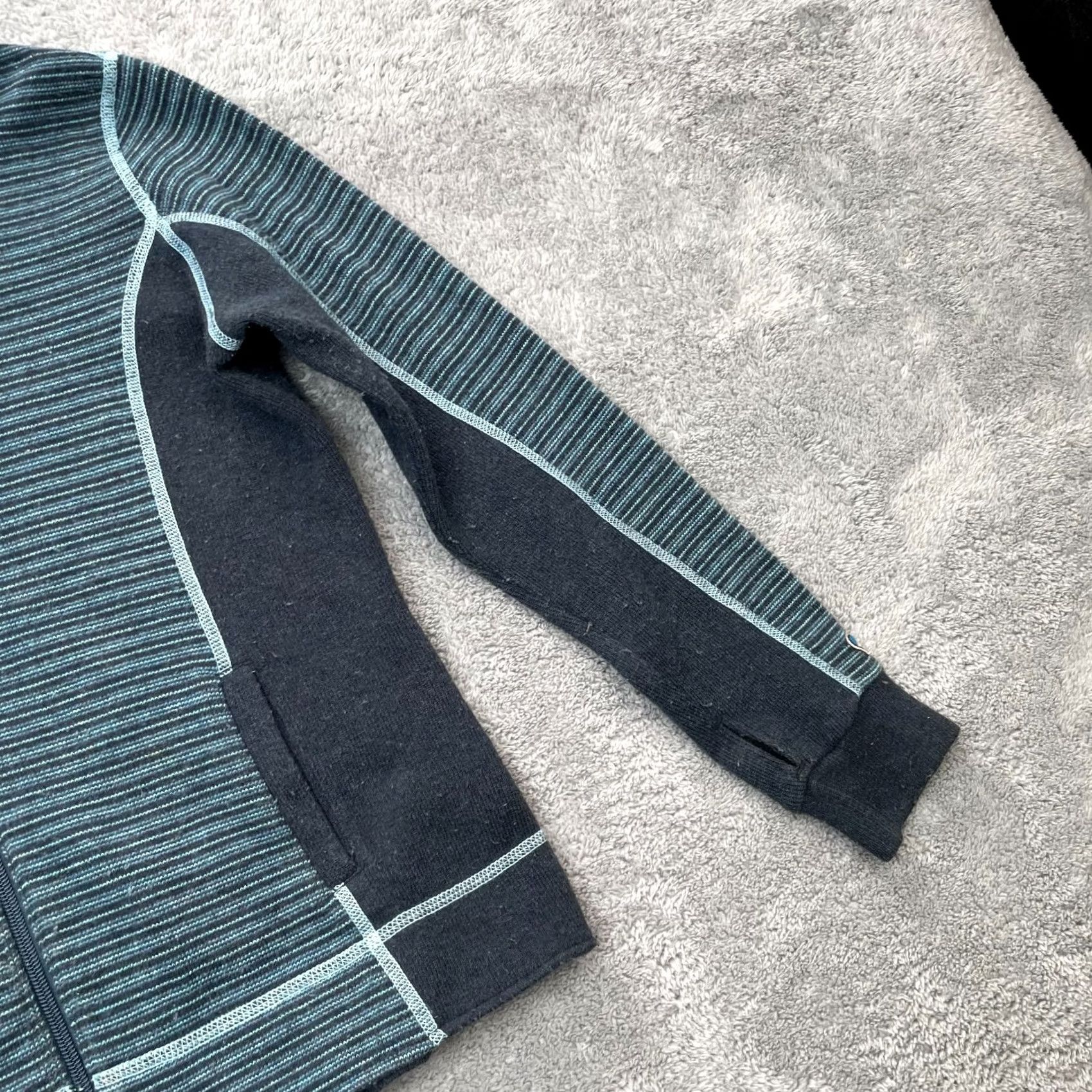 Vintage Kuhl Hoodie Womens Medium Black Striped Fleece Full Zip Thumbhole Sleeve Nylon Polyester Wool Zip Hooded BK8 Size M / US 6-8 / IT 42-44 - 6 Thumbnail